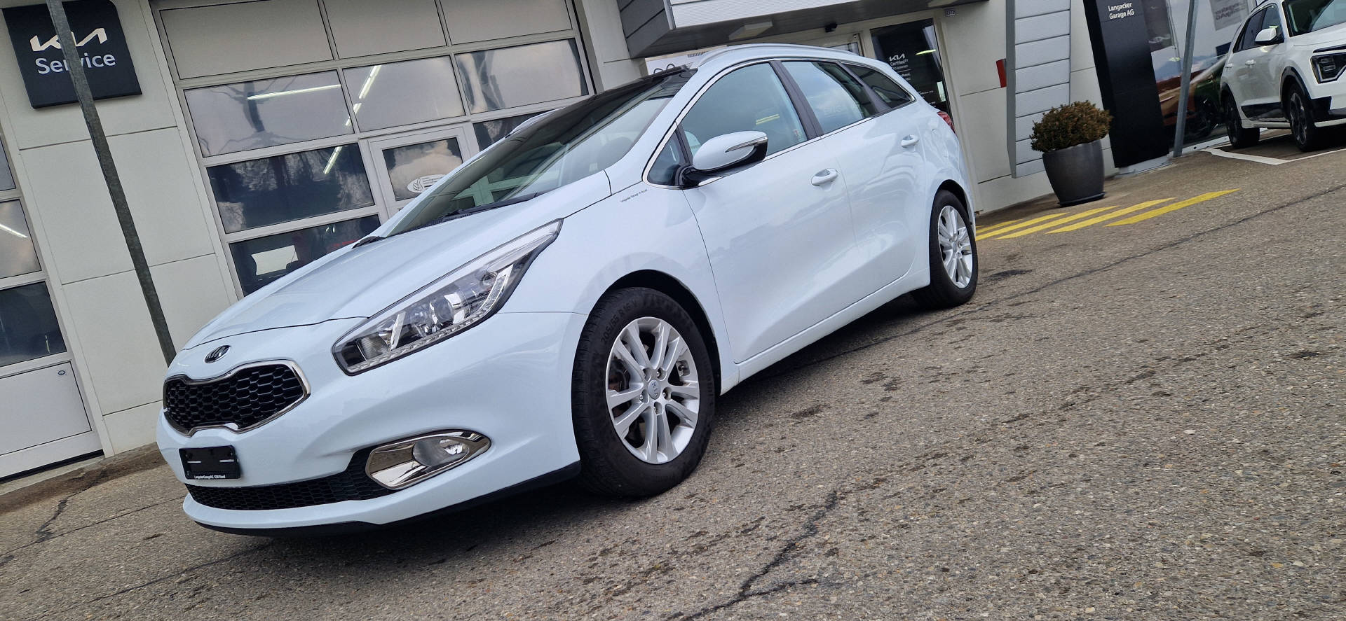 KIA Ceed Sportswagon 1.6 GDi FIFA World Cup Edition-image-0