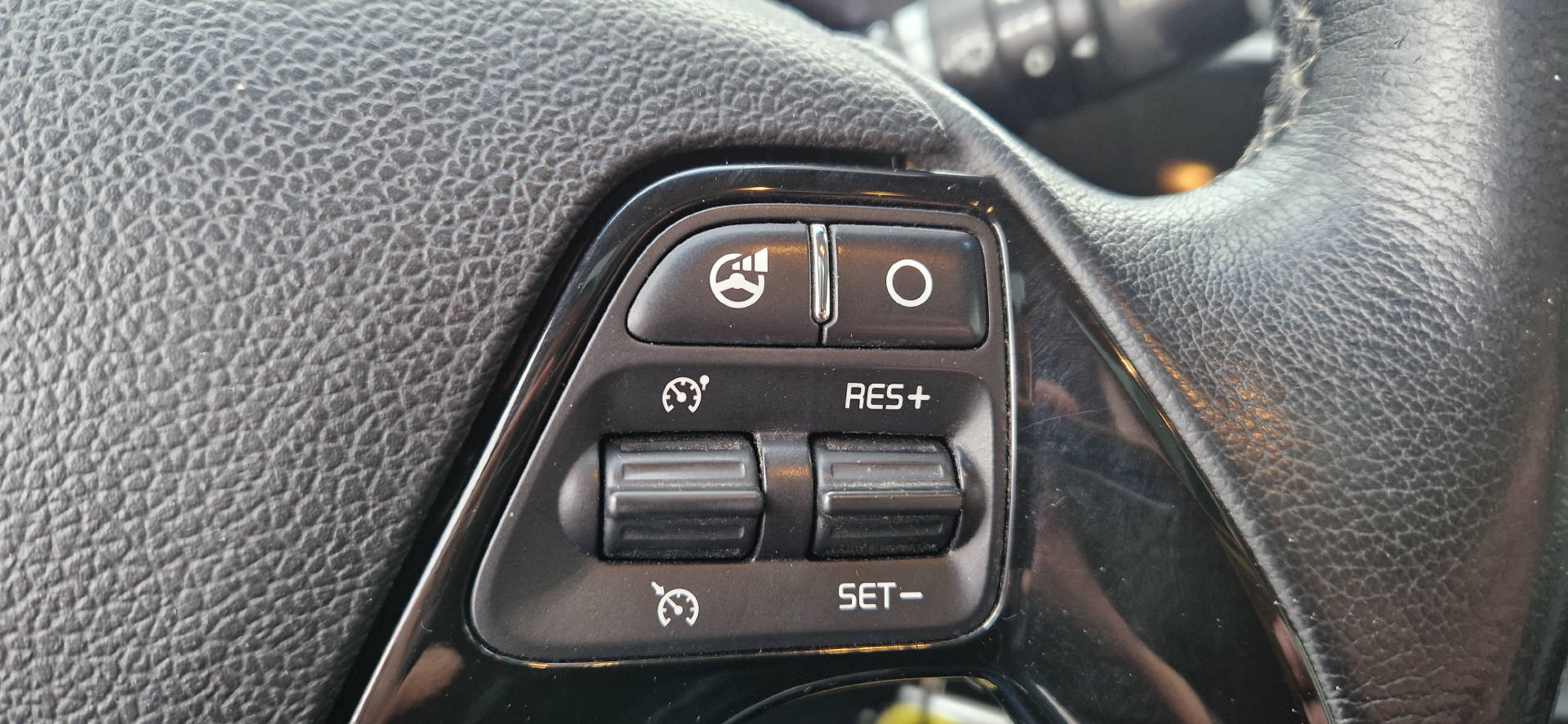 KIA Ceed Sportswagon 1.6 GDi FIFA World Cup Edition-image-8