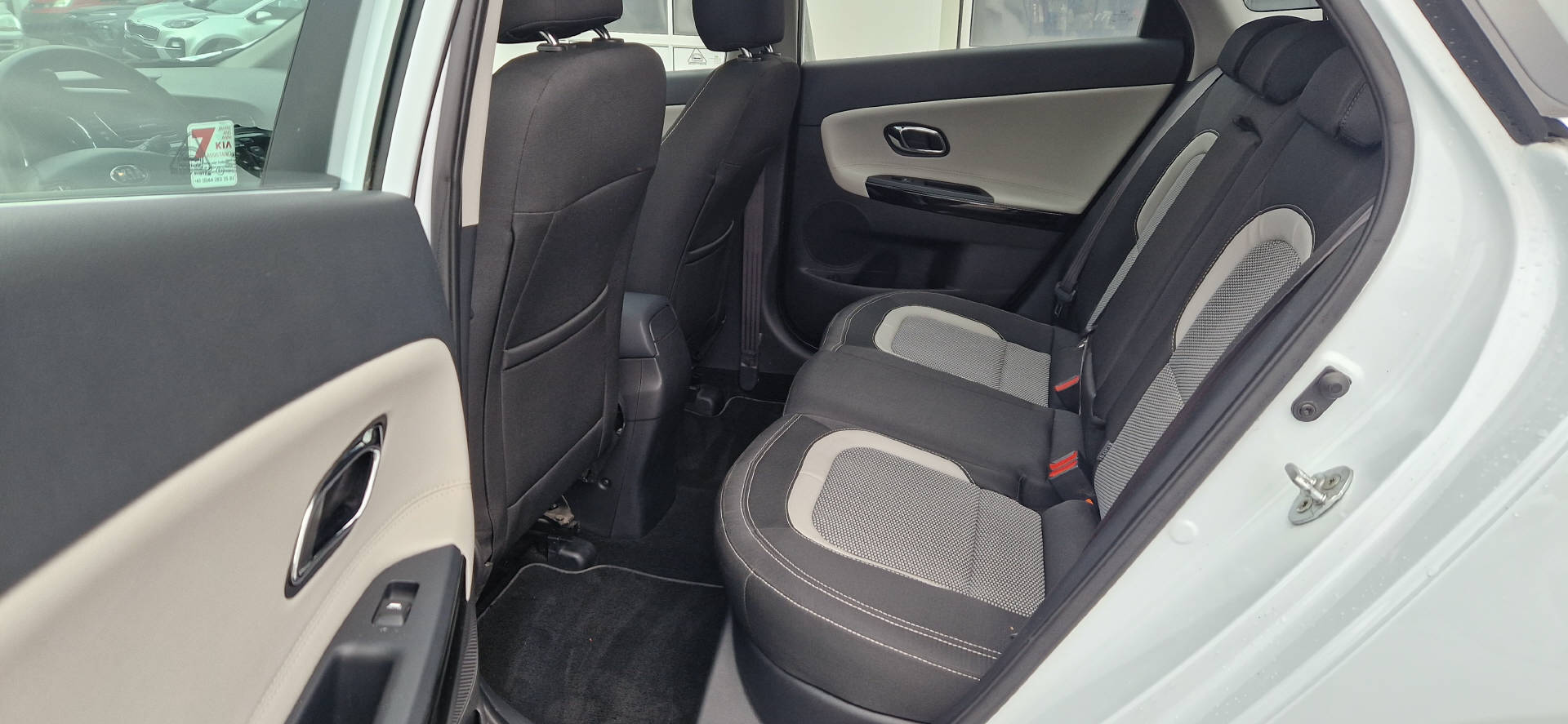 KIA Ceed Sportswagon 1.6 GDi FIFA World Cup Edition-image-9