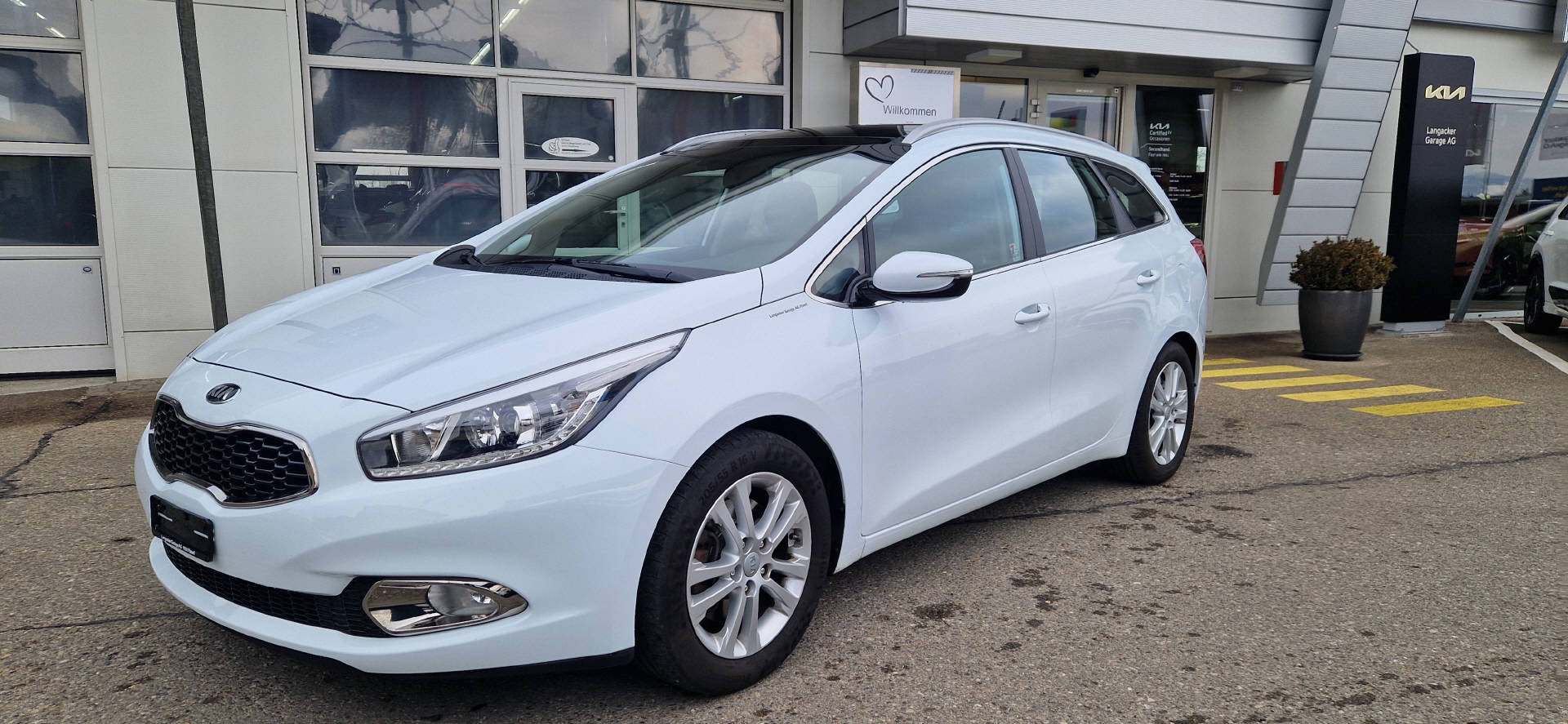 KIA Ceed Sportswagon 1.6 GDi FIFA World Cup Edition-image-1