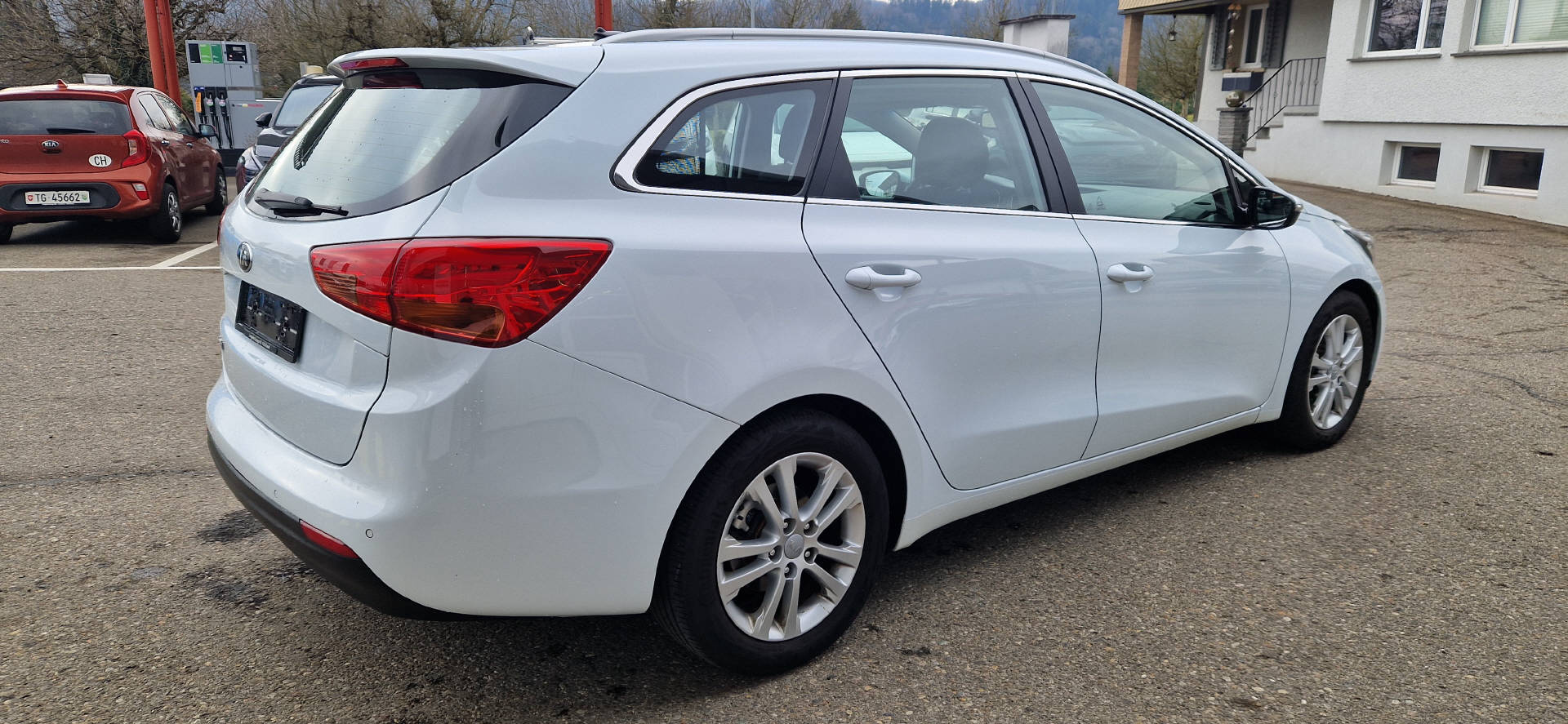 KIA Ceed Sportswagon 1.6 GDi FIFA World Cup Edition-image-12