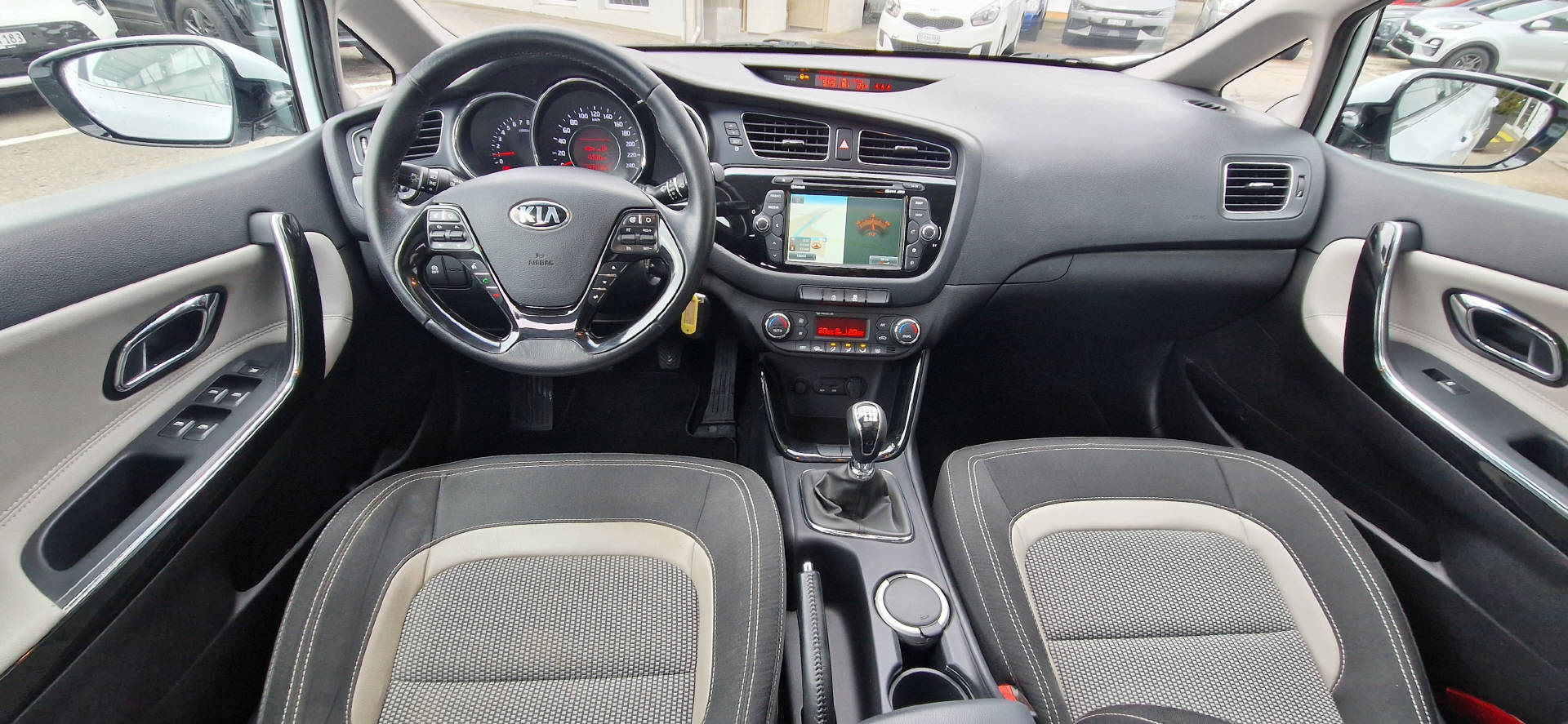 KIA Ceed Sportswagon 1.6 GDi FIFA World Cup Edition-image-4