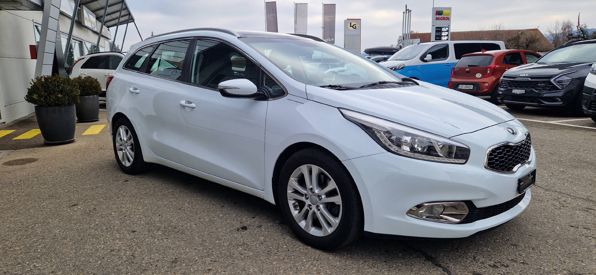 KIA Ceed Sportswagon 1.6 GDi FIFA World Cup Edition-image-14
