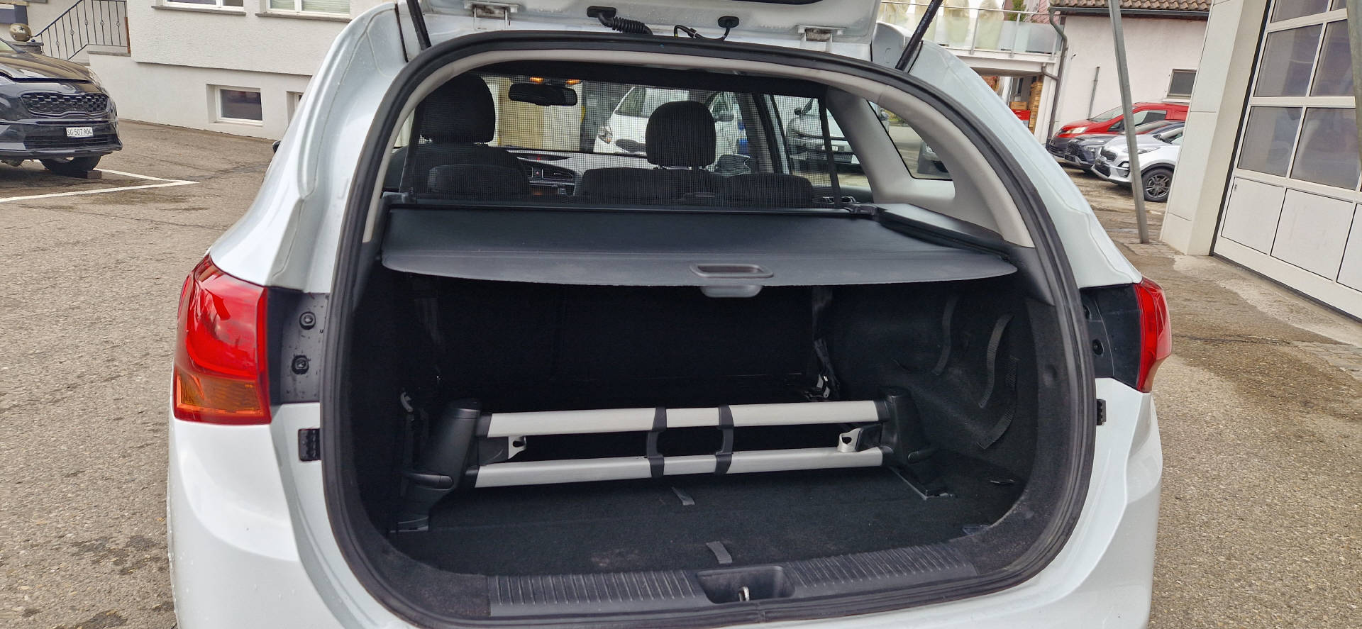 KIA Ceed Sportswagon 1.6 GDi FIFA World Cup Edition-image-11
