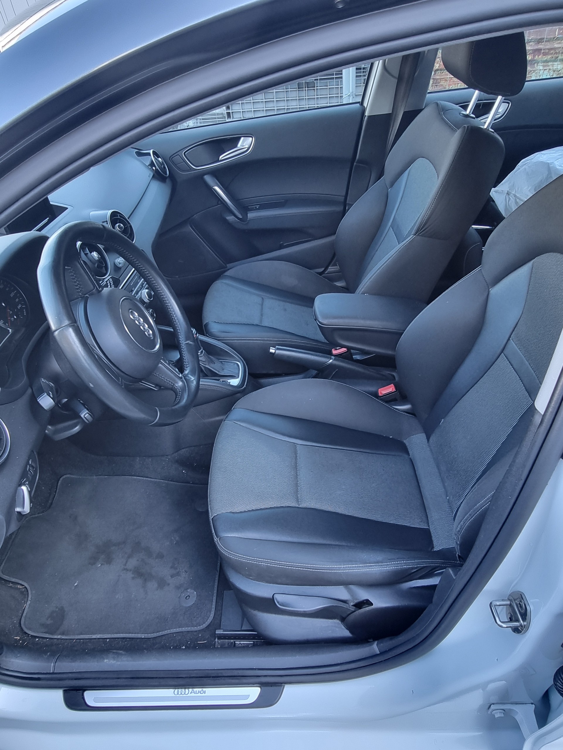 AUDI A1 Sportback 1.6 TDI S-tronic-image-9