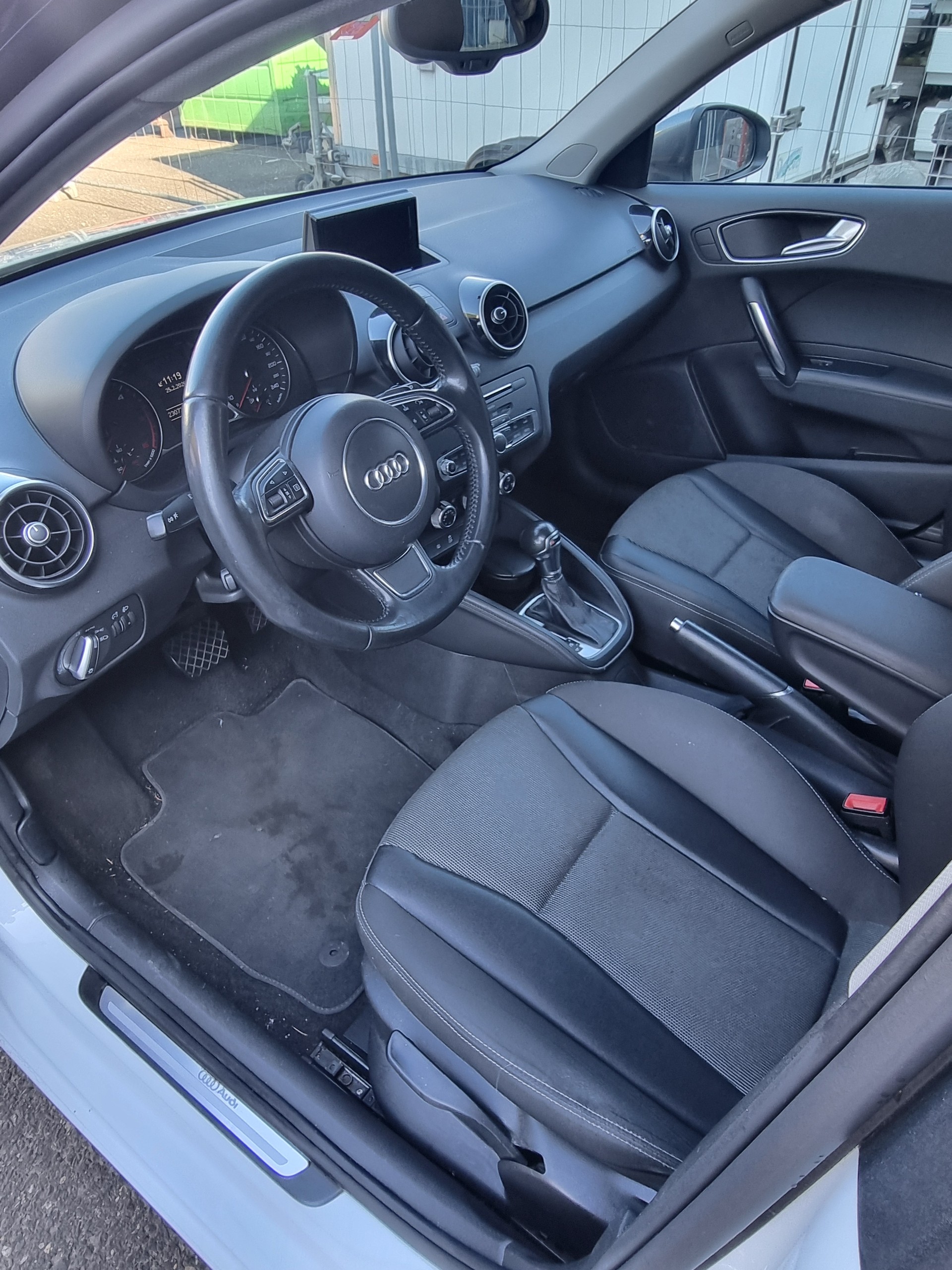 AUDI A1 Sportback 1.6 TDI S-tronic-image-10