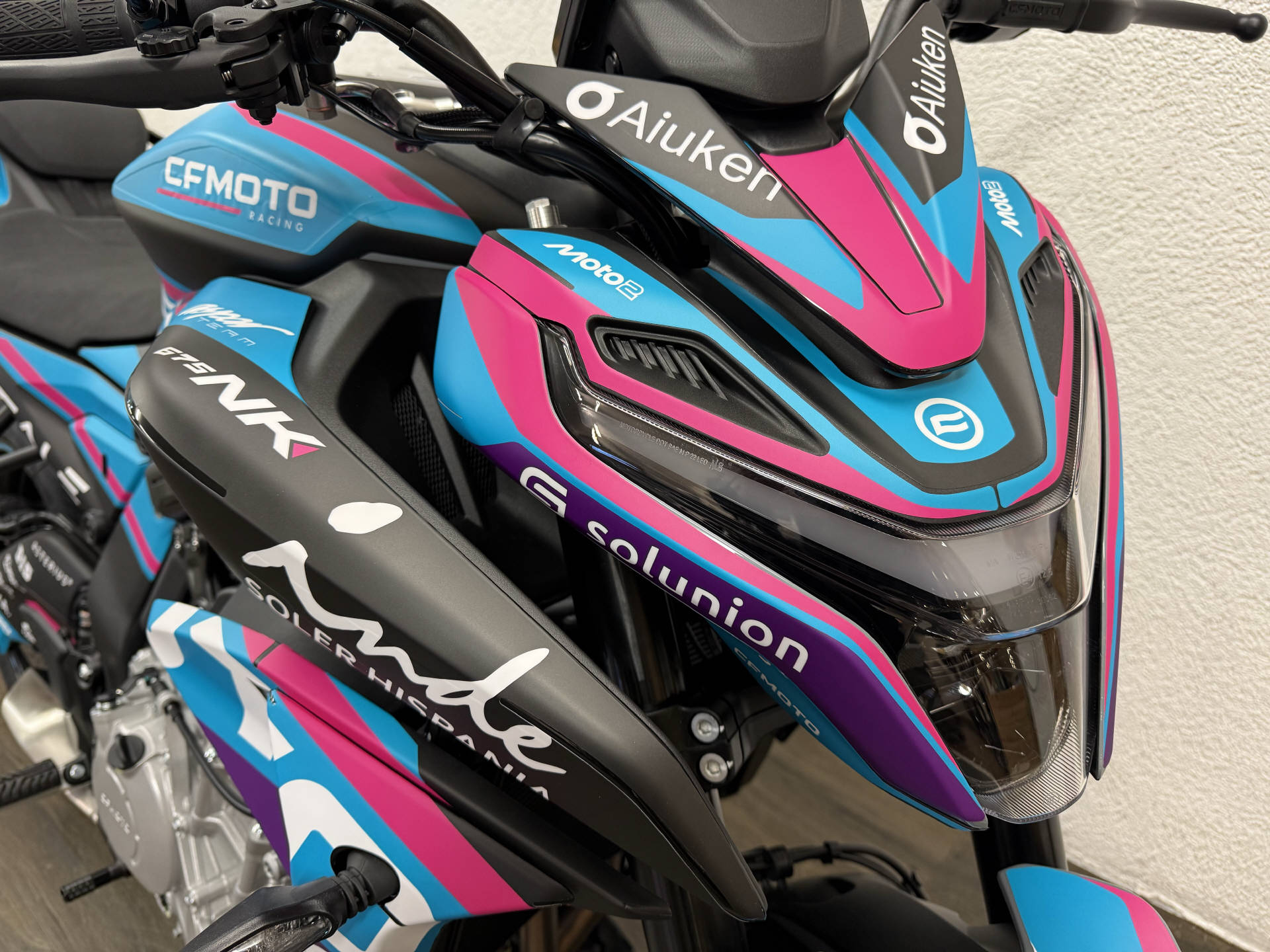 CF MOTO 675NK Spezialfolierung Moto2-showroom-element-2
