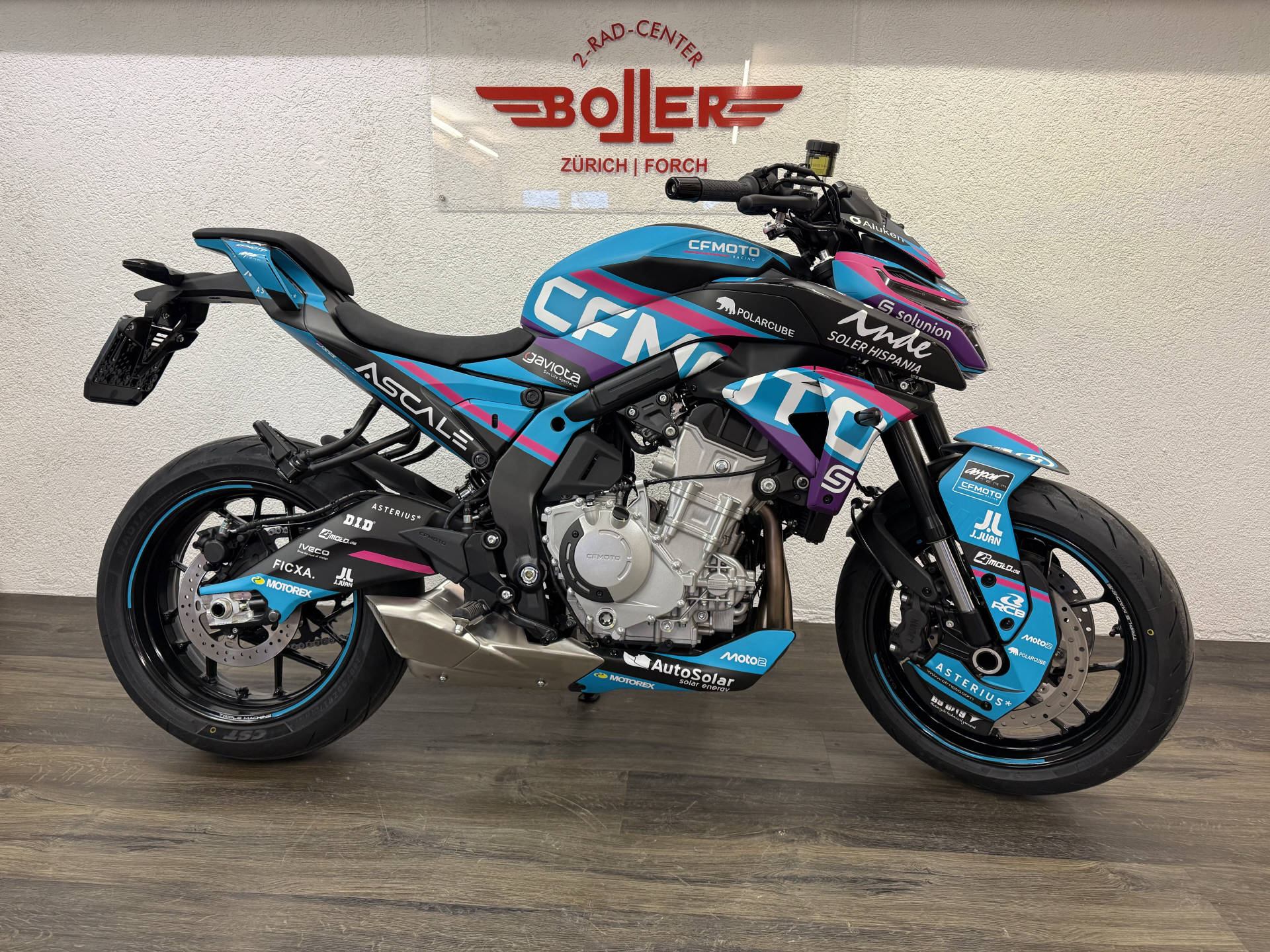 CF MOTO 675NK Spezialfolierung Moto2-showroom-element-1