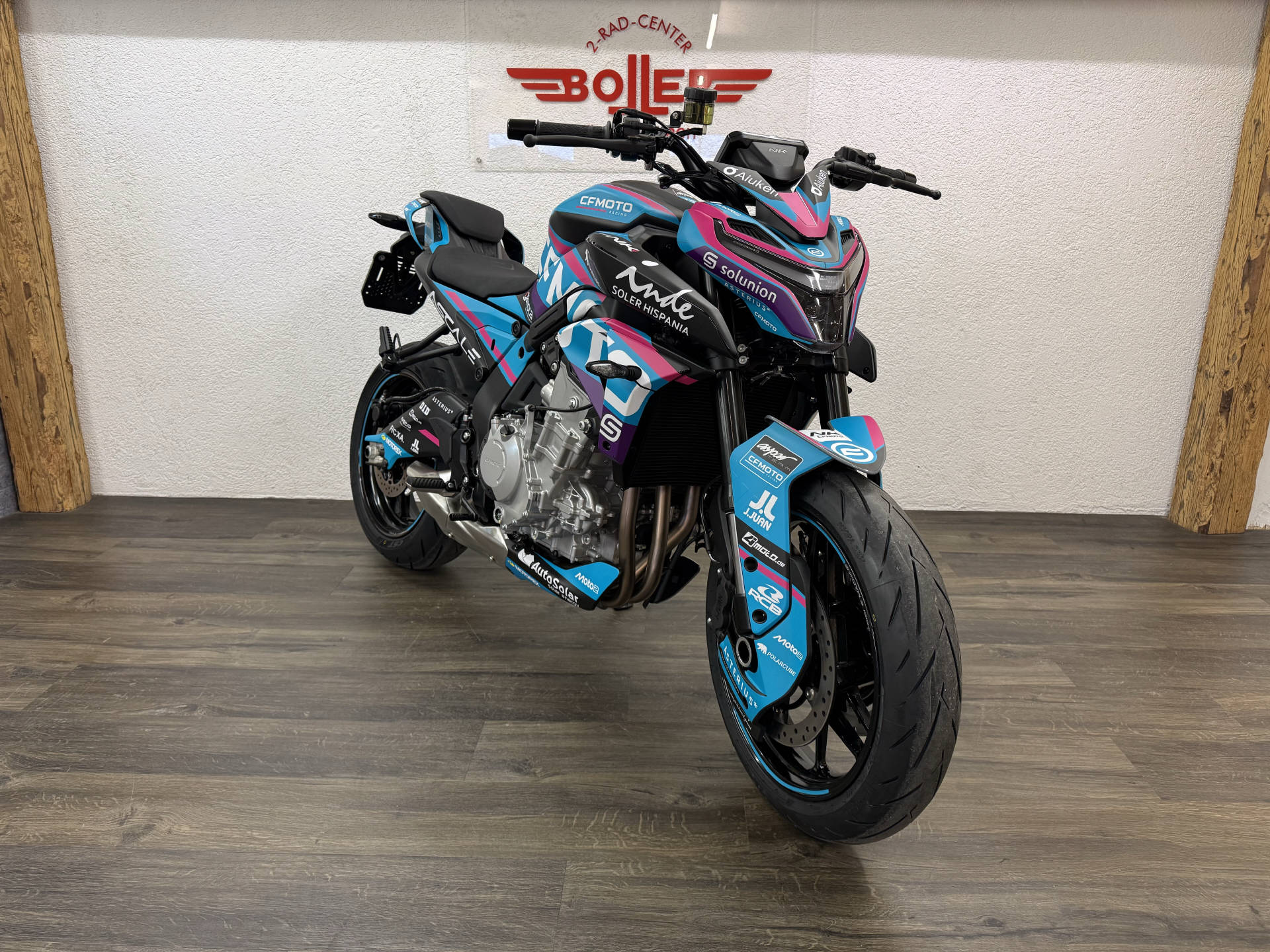 CF MOTO 675NK Spezialfolierung Moto2