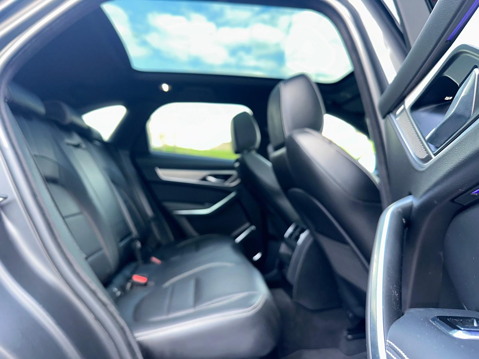 JAGUAR F-Pace 3.0 P400 R-Dynamic MHEV HSE AWD-image-12