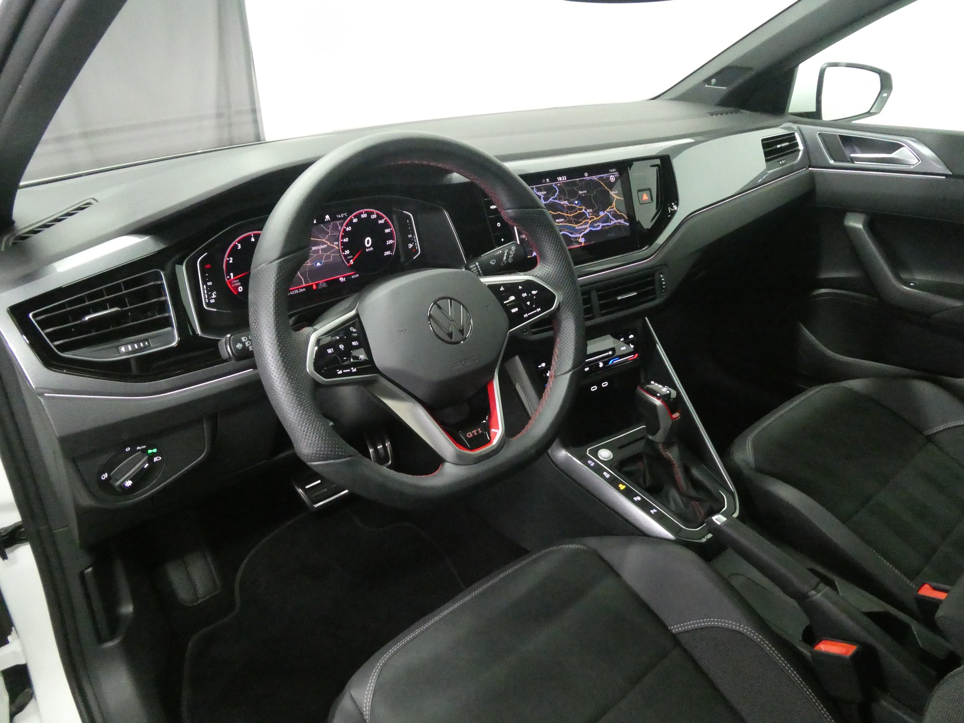 VW Polo 2.0 TSI GTI DSG - IQ Light - Panorama - Navi - Leder/Alcantara - Beats - Virtual Cockpit - Keyless - Kamera - 207 PS-image-8