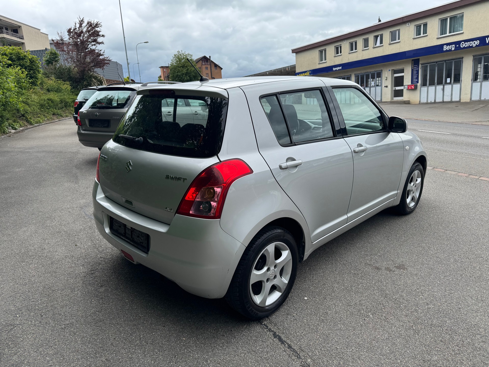 SUZUKI Swift 1.3i 16V GL 4x4-image-2