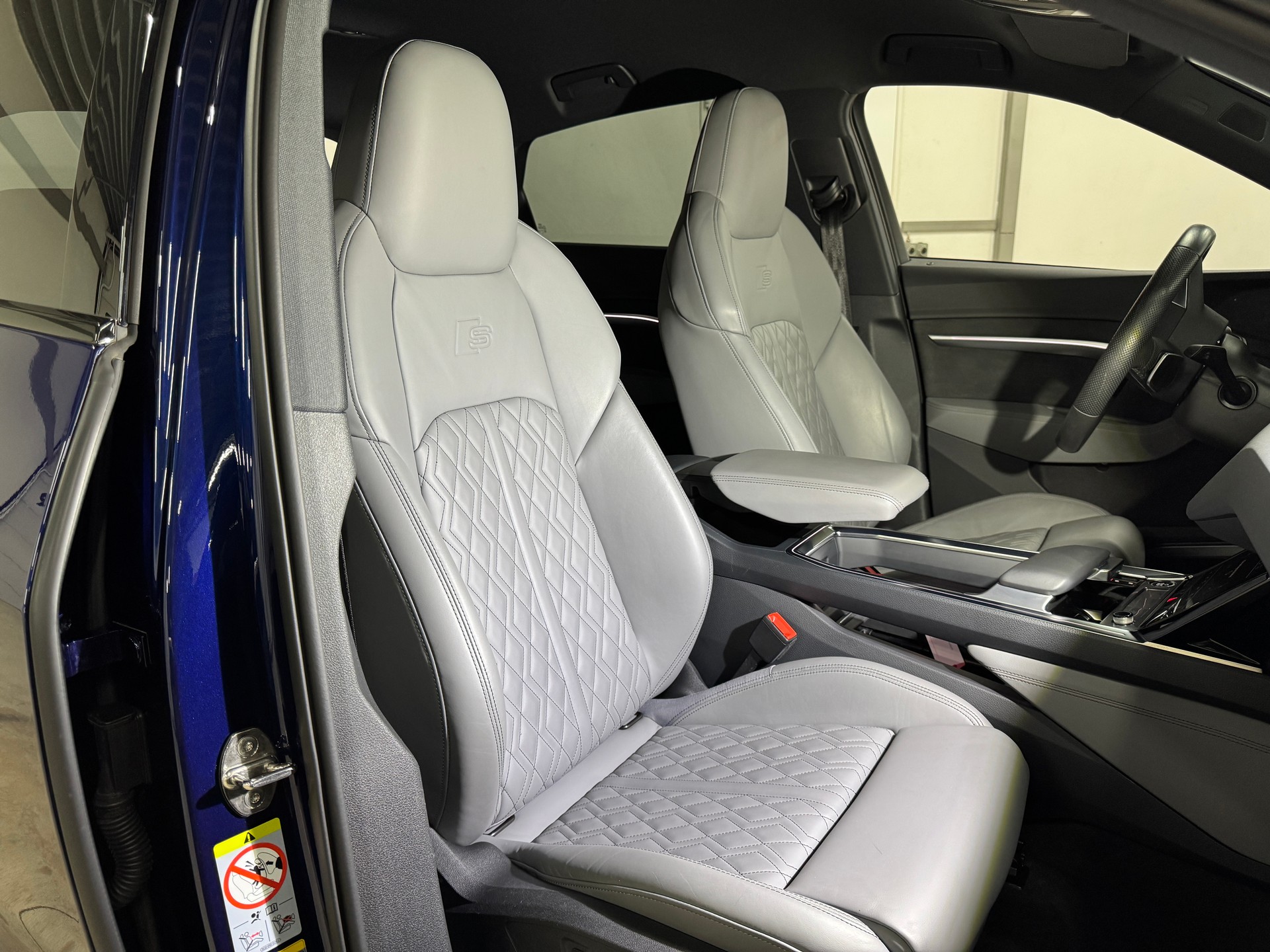 AUDI e-tron 55 Sportback S Line Black Edition quattro 95kWh 408PS / CH-Fahrzeug mit TOP-Ausstattung-image-8