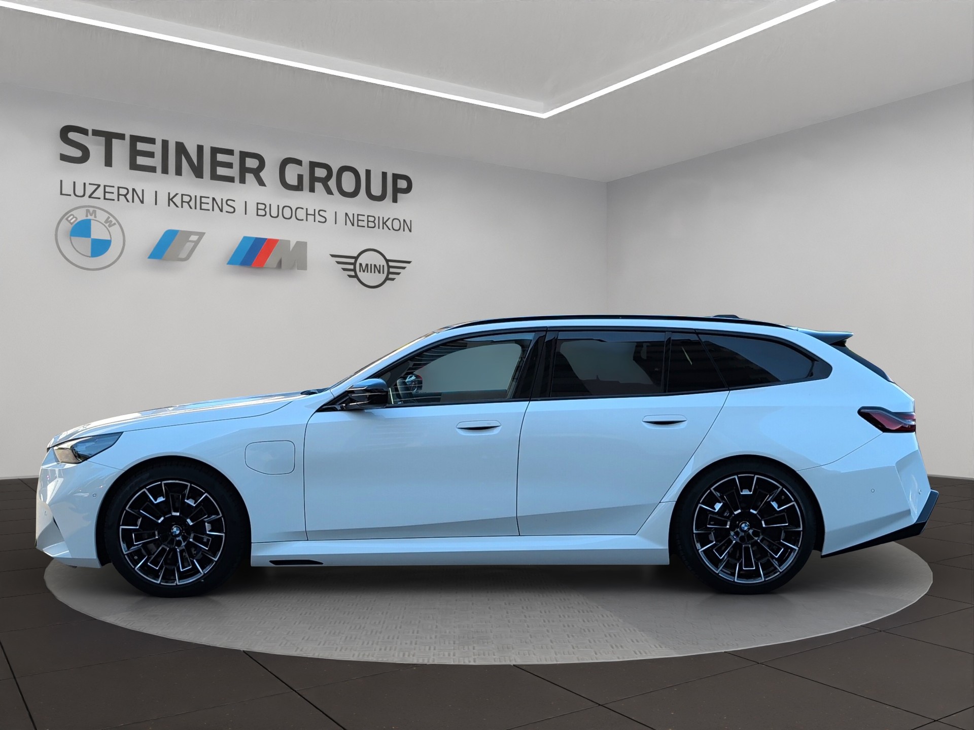BMW M5 xDrive Touring-image-8