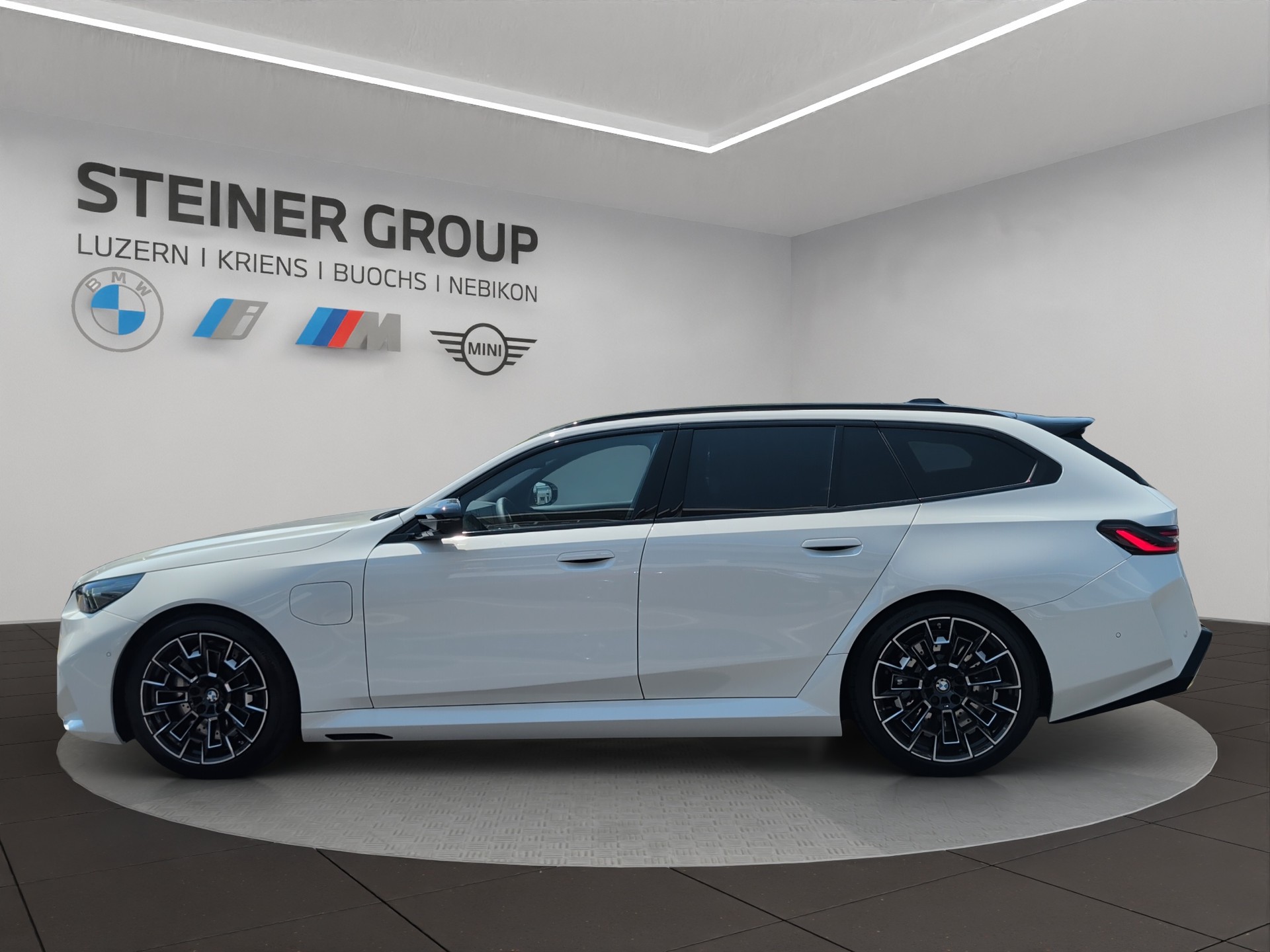 BMW M5 xDrive Touring-image-8