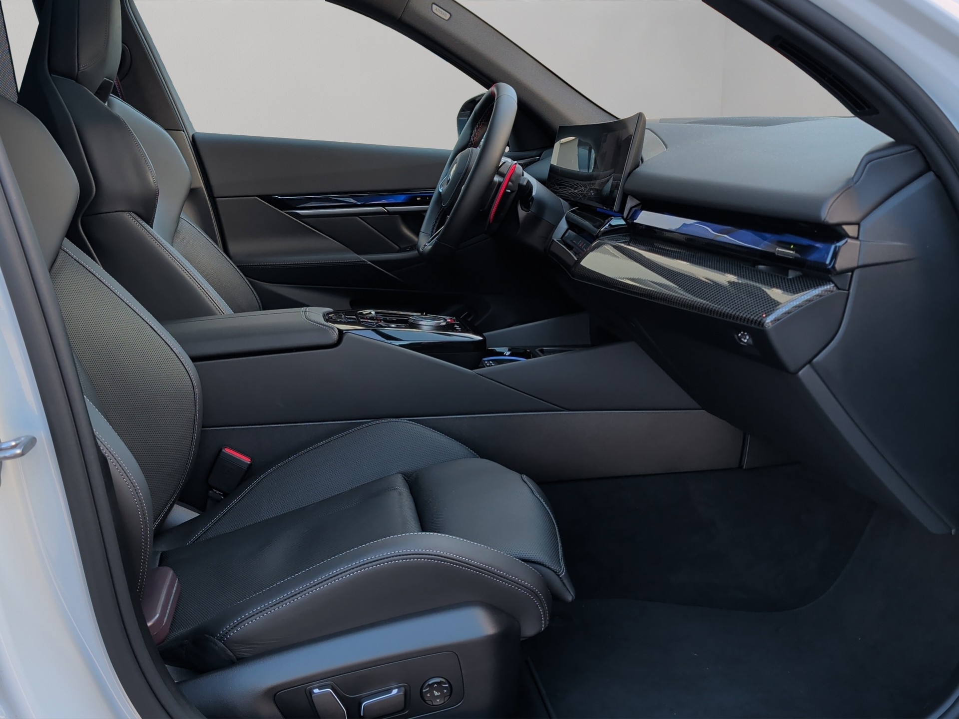 BMW M5 xDrive Touring-image-21