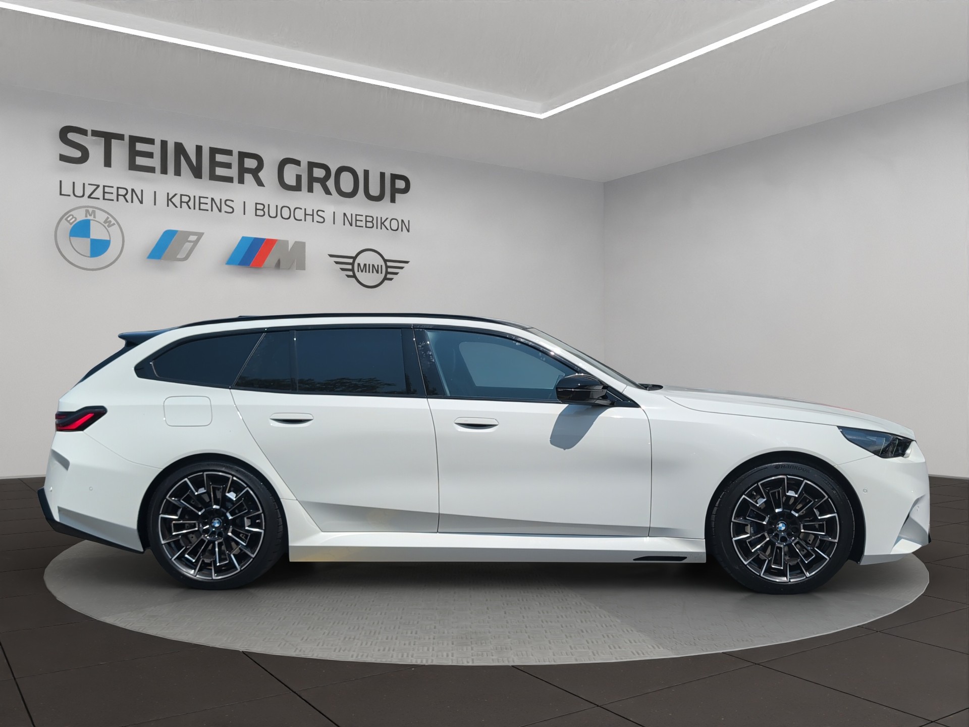 BMW M5 xDrive Touring-image-4