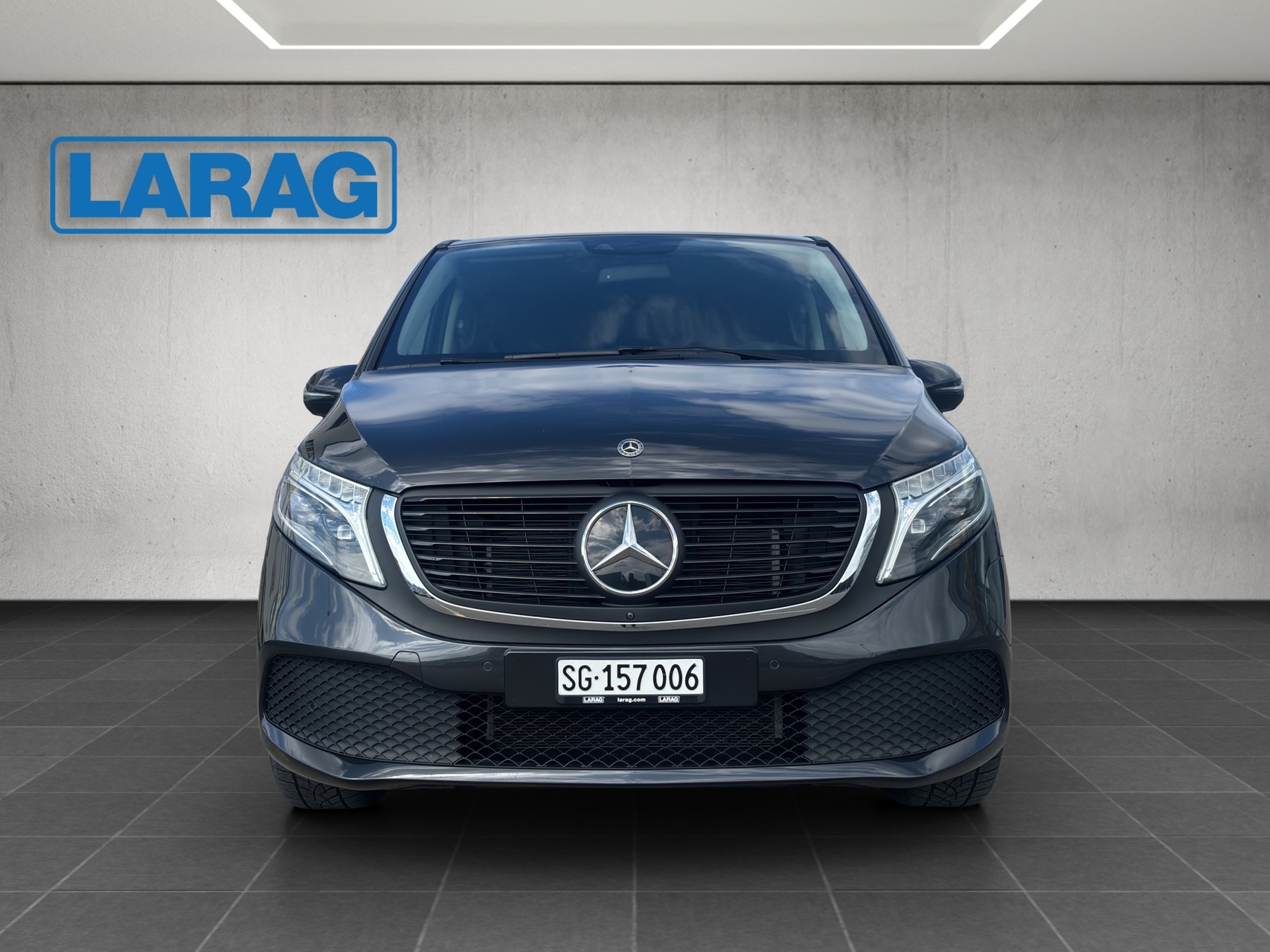 MERCEDES-BENZ EQV 300 lang-image-1
