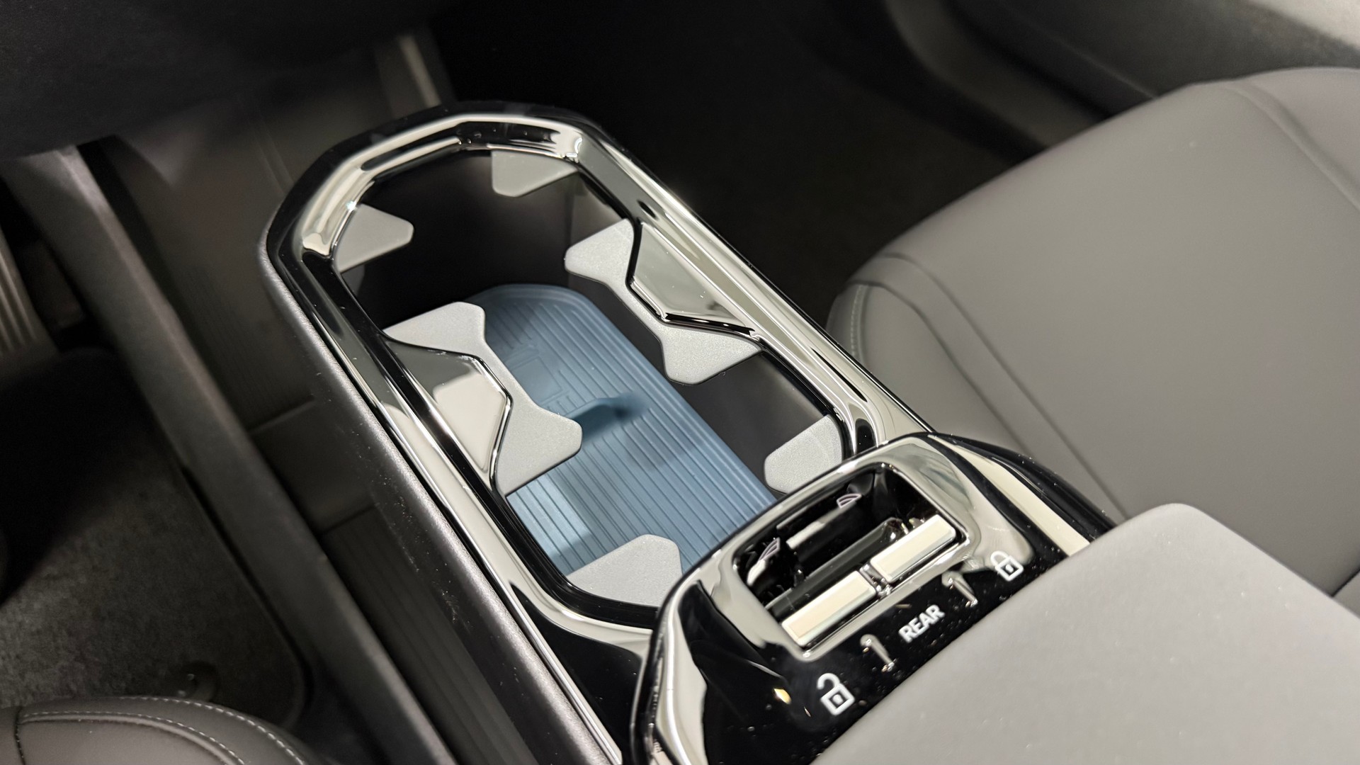 VOLVO EX 30 CC E60 Twin Performance A-image-8