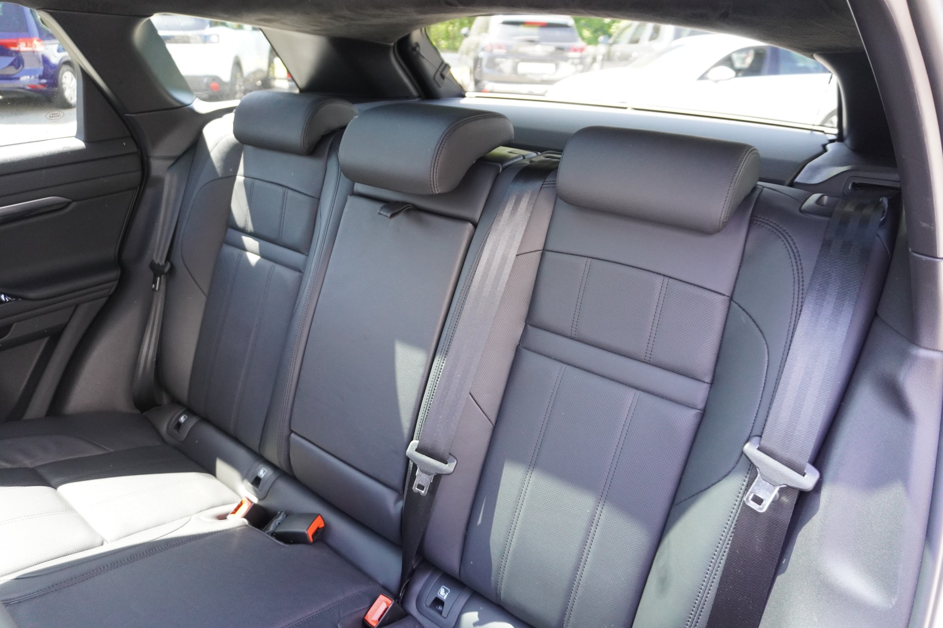 LAND ROVER Range Rover Evoque P 300e S AT8-image-16