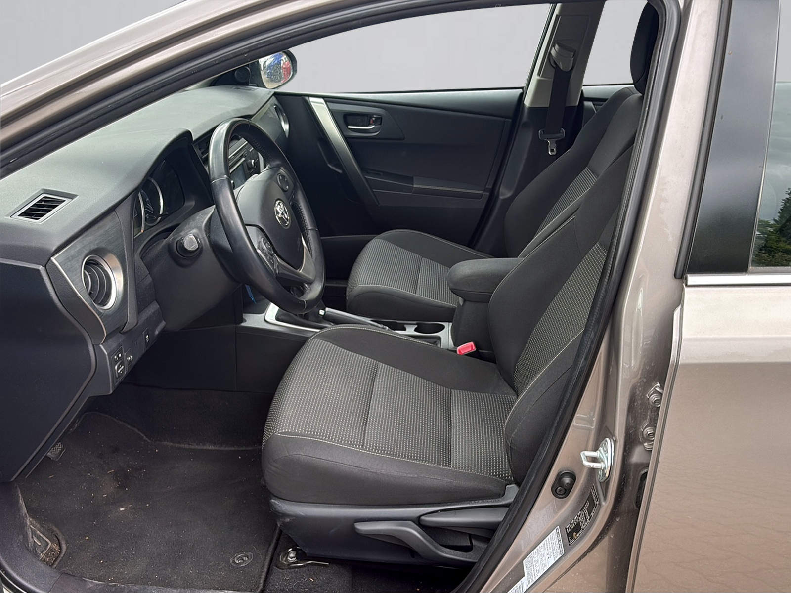 TOYOTA Auris 1.6 Luna-image-4