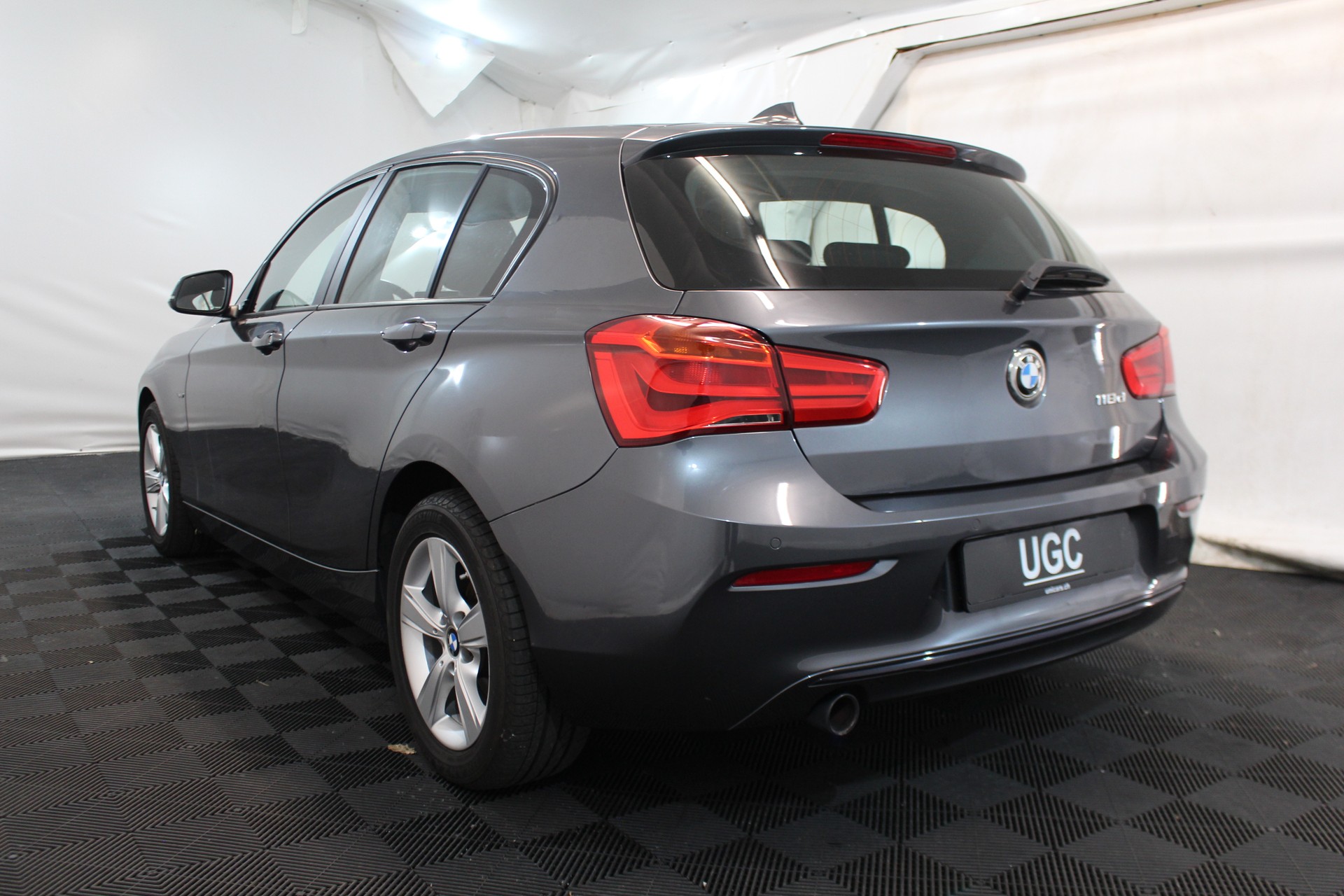 BMW 118d-showroom-element-3