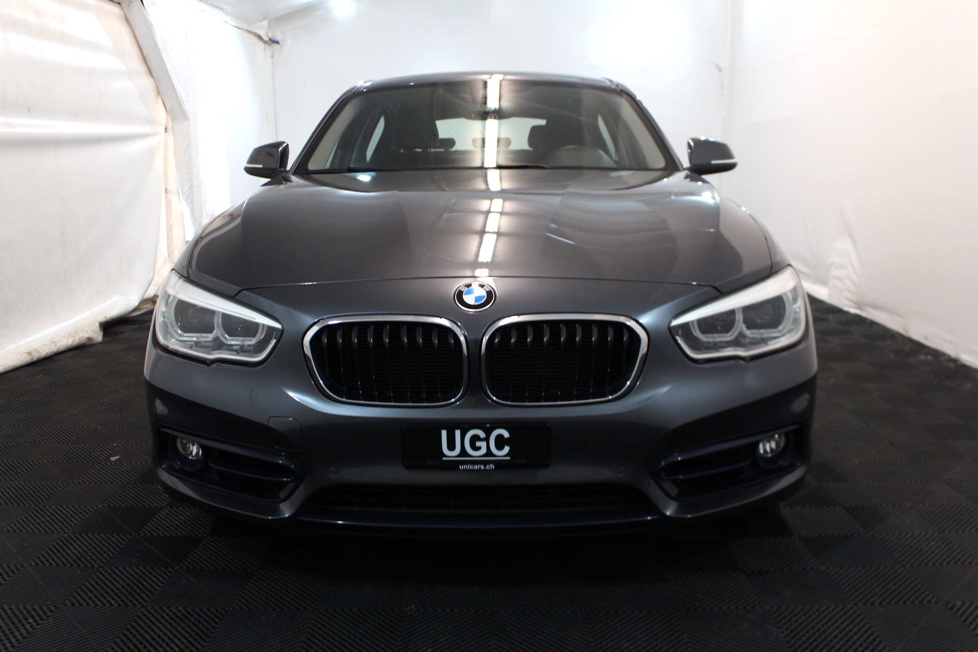 BMW 118d-showroom-element-1