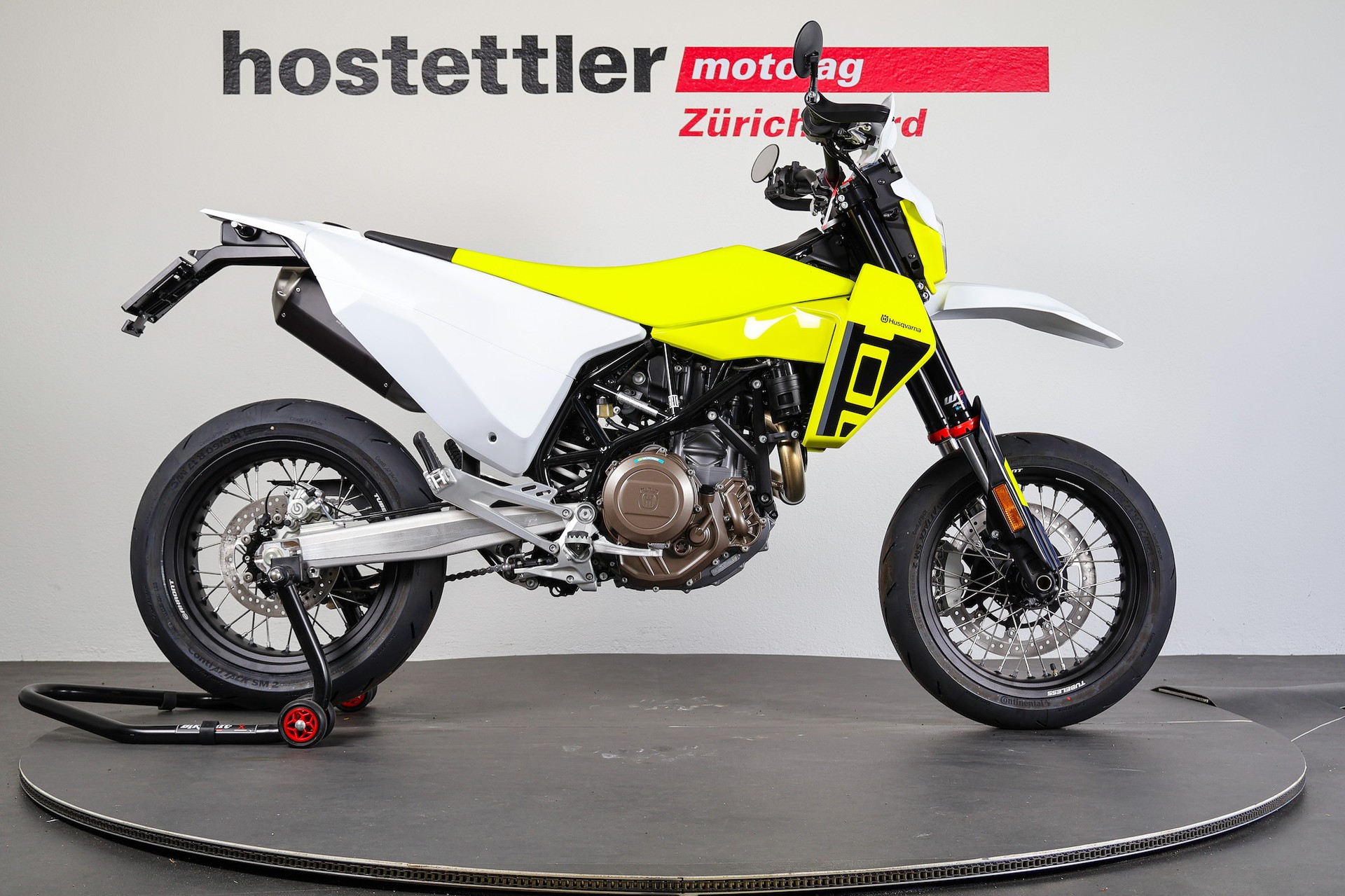 HUSQVARNA 701 Supermoto OMEGA II-showroom-element-1