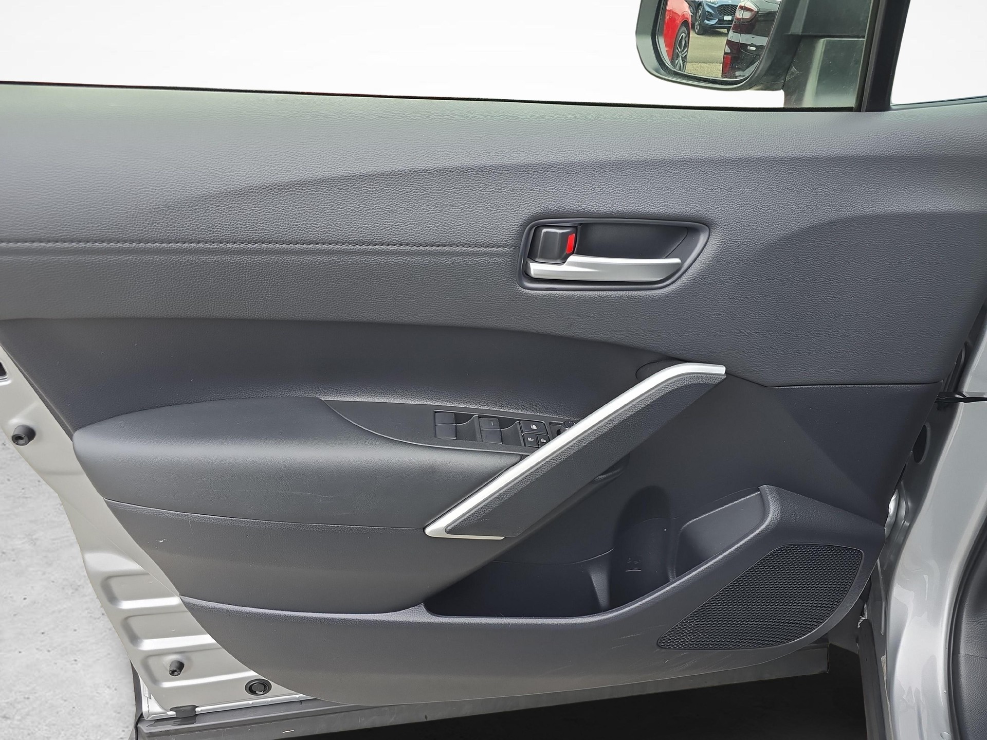 TOYOTA Corolla Cross 2.0 HSD Premium AWD-i / ab 3,99% Leasing bei Abschluss einer Protect Autoversicherung-image-17