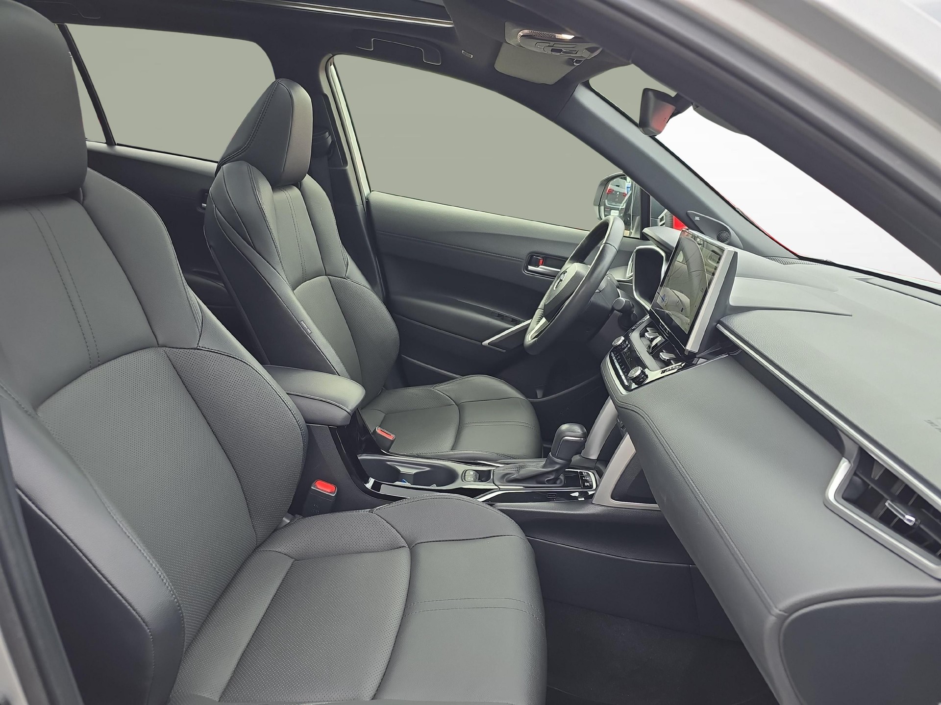 TOYOTA Corolla Cross 2.0 HSD Premium AWD-i / ab 3,99% Leasing bei Abschluss einer Protect Autoversicherung-image-9