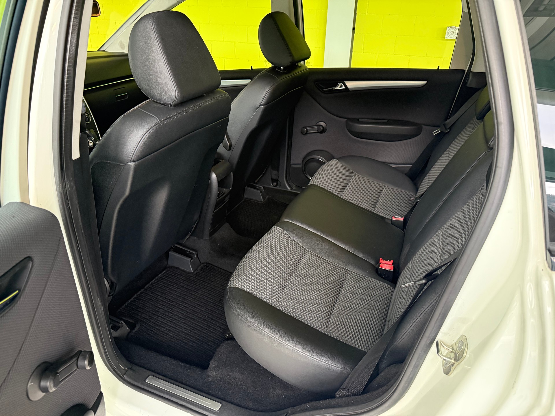 MERCEDES-BENZ B 200-image-4