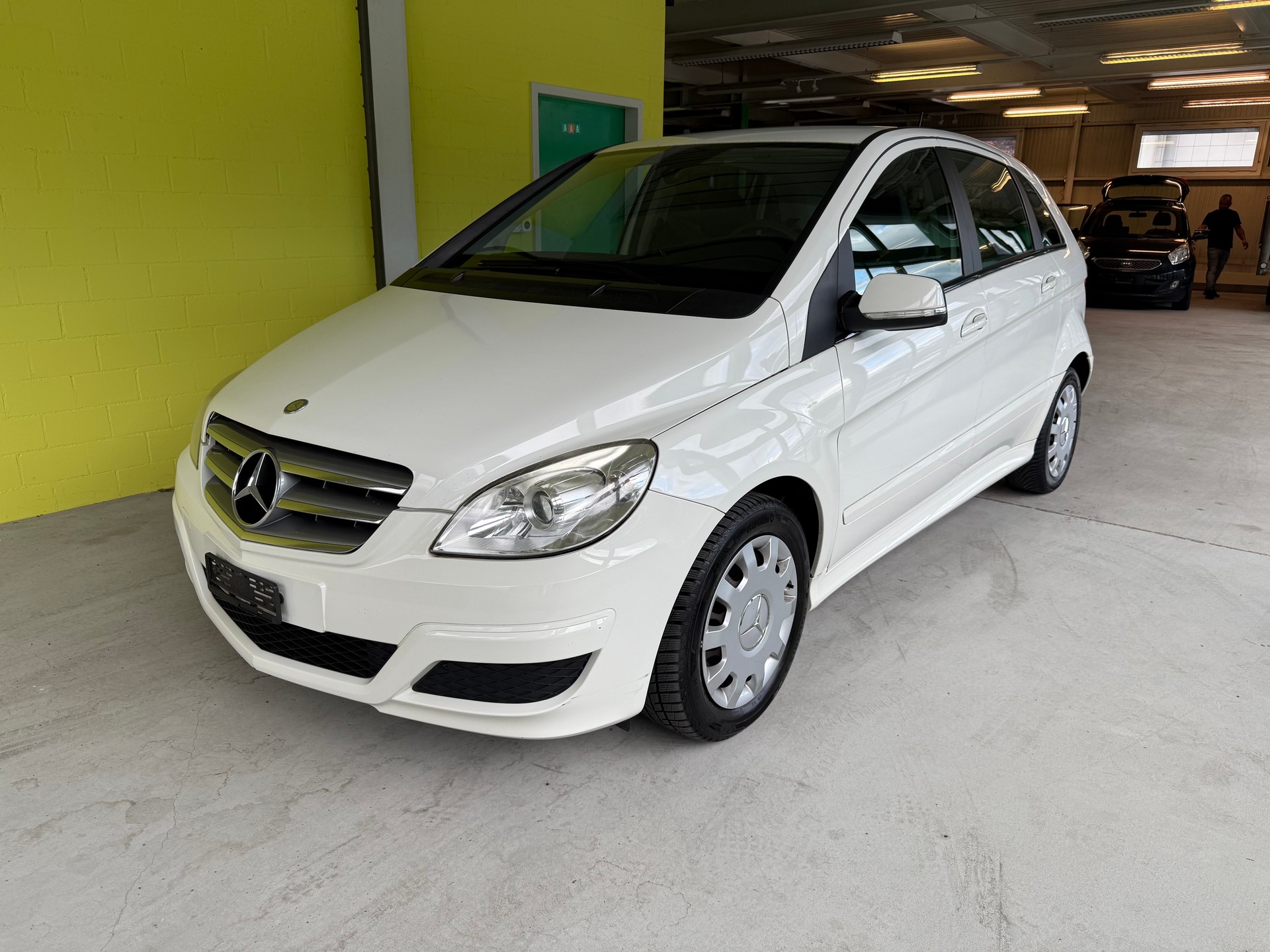 MERCEDES-BENZ B 200-image-0