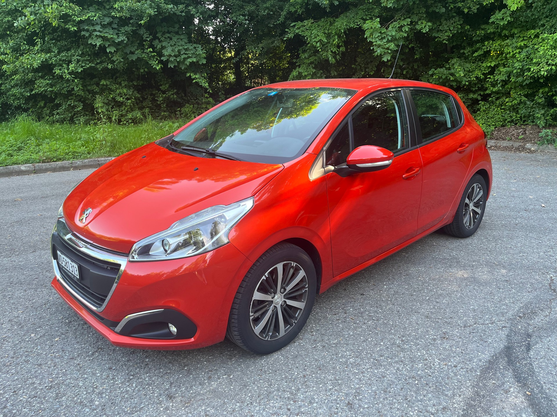 PEUGEOT 208 1.2 PureTech Style-image-1