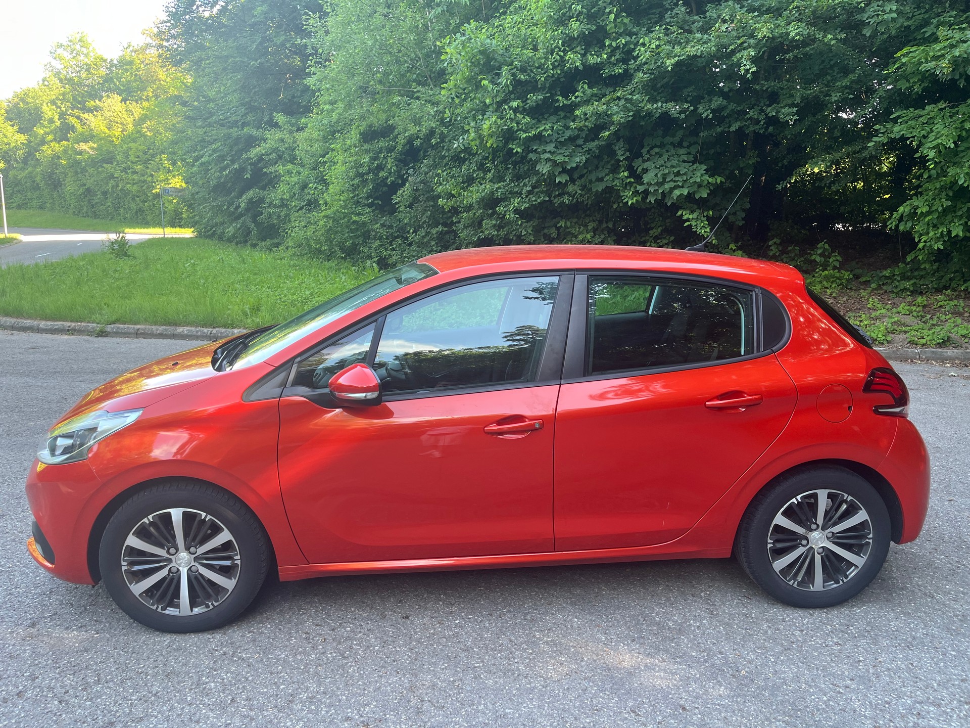PEUGEOT 208 1.2 PureTech Style-image-2