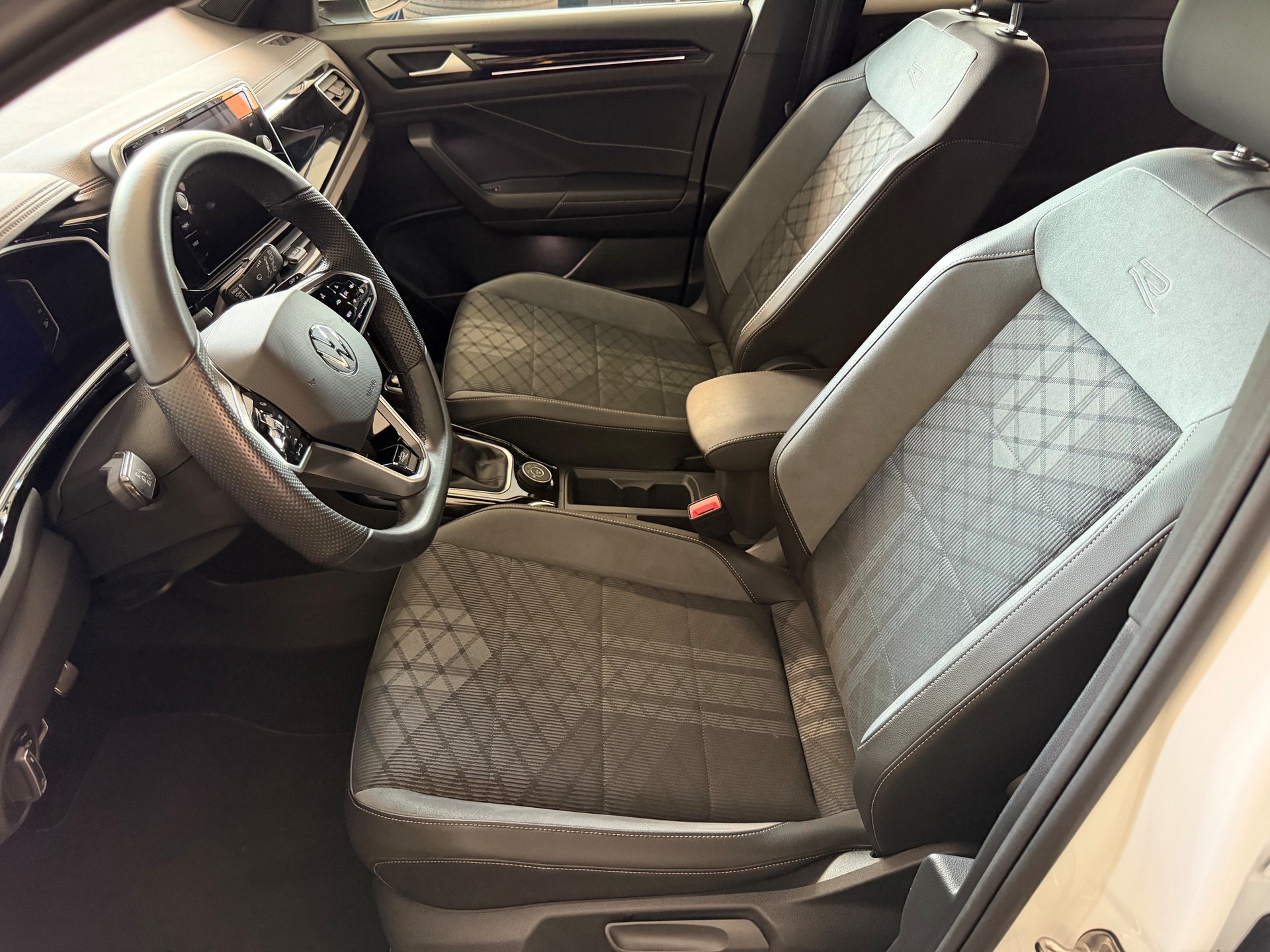 VW T-Roc 2.0 TSI R-Line DSG 4Motion-image-5