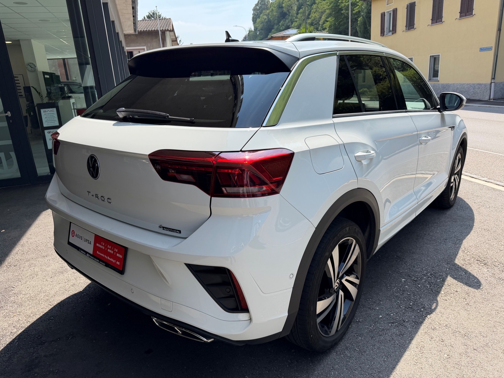 VW T-Roc 2.0 TSI R-Line DSG 4Motion-image-2
