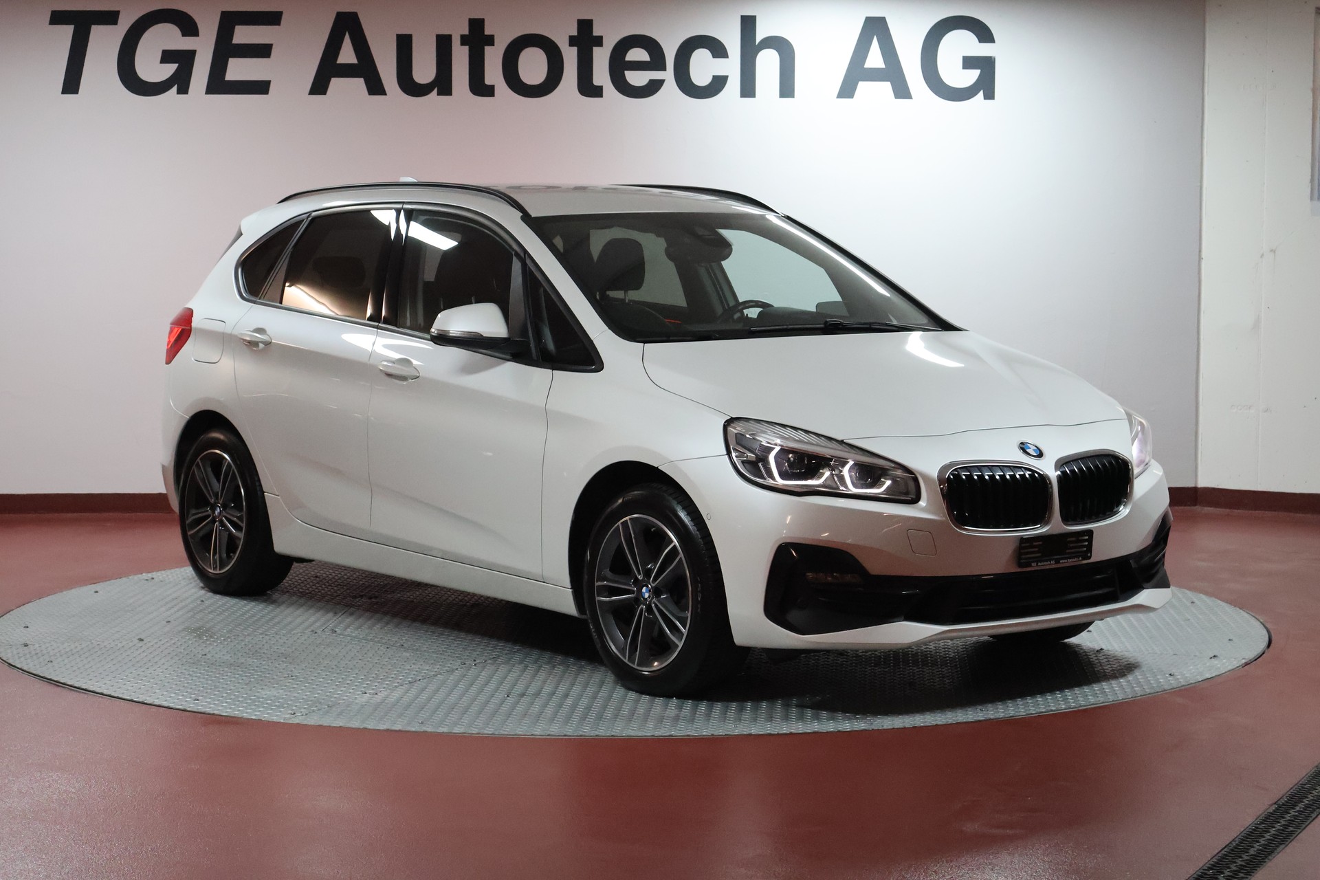 BMW 218d xDrive Active Tourer Steptronic Sport Line-image-2