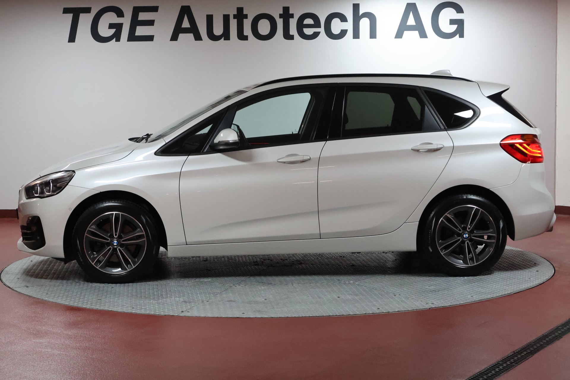 BMW 218d xDrive Active Tourer Steptronic Sport Line-image-3