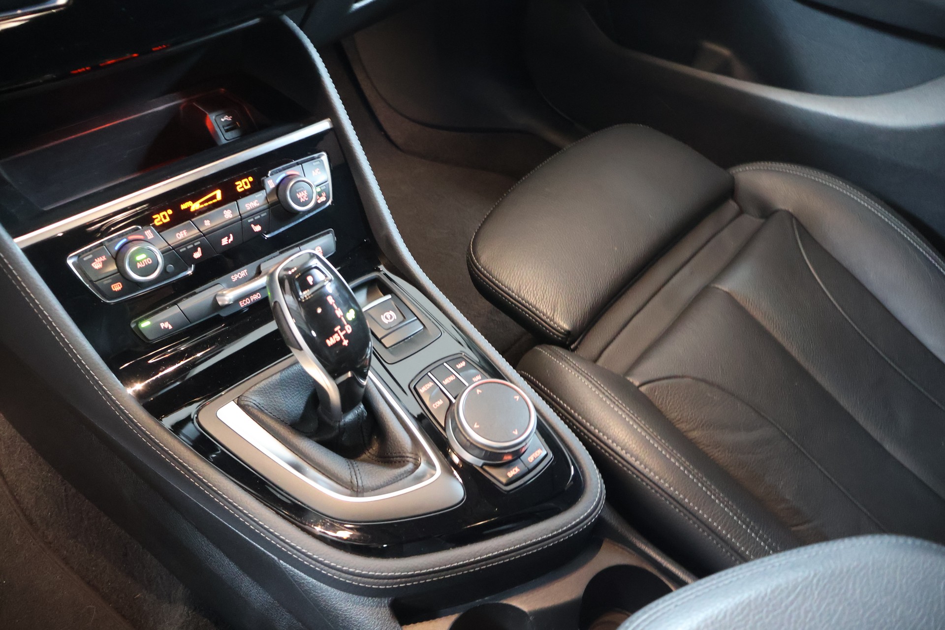BMW 218d xDrive Active Tourer Steptronic Sport Line-image-12