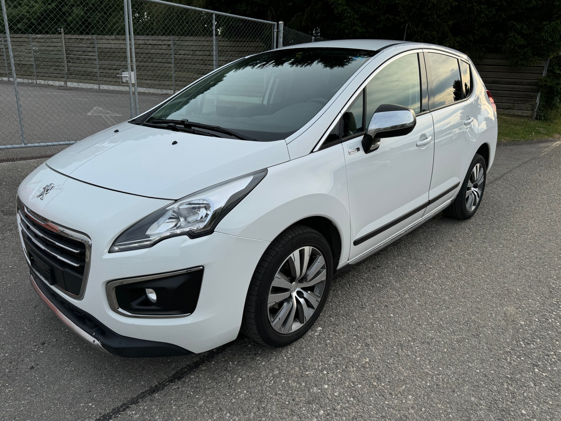 PEUGEOT 3008 1.6 Blue HDI Active Tiptronic-image-0