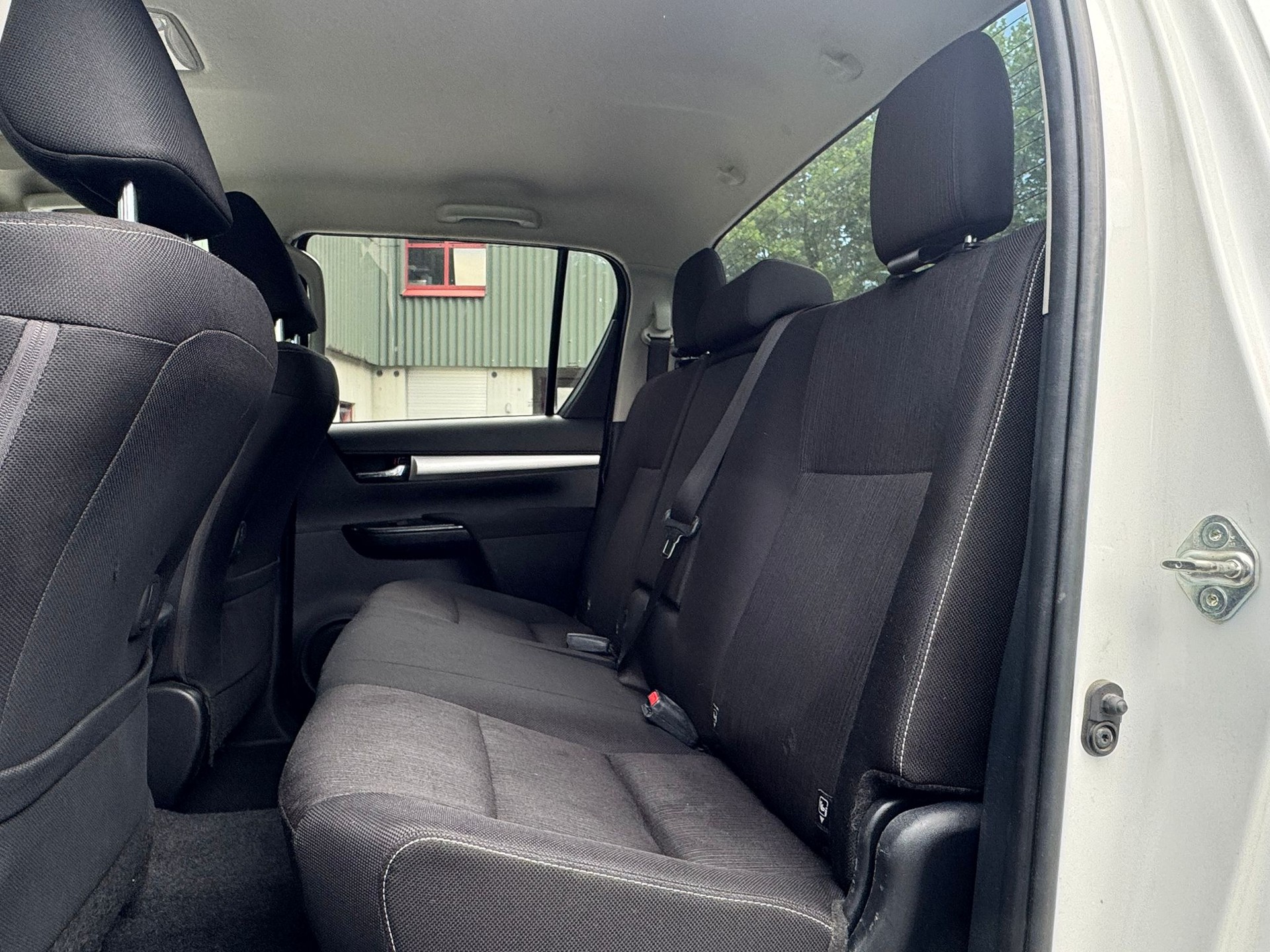 TOYOTA Hilux 2.4D-4D Style Double Cab 4x4 A-image-9