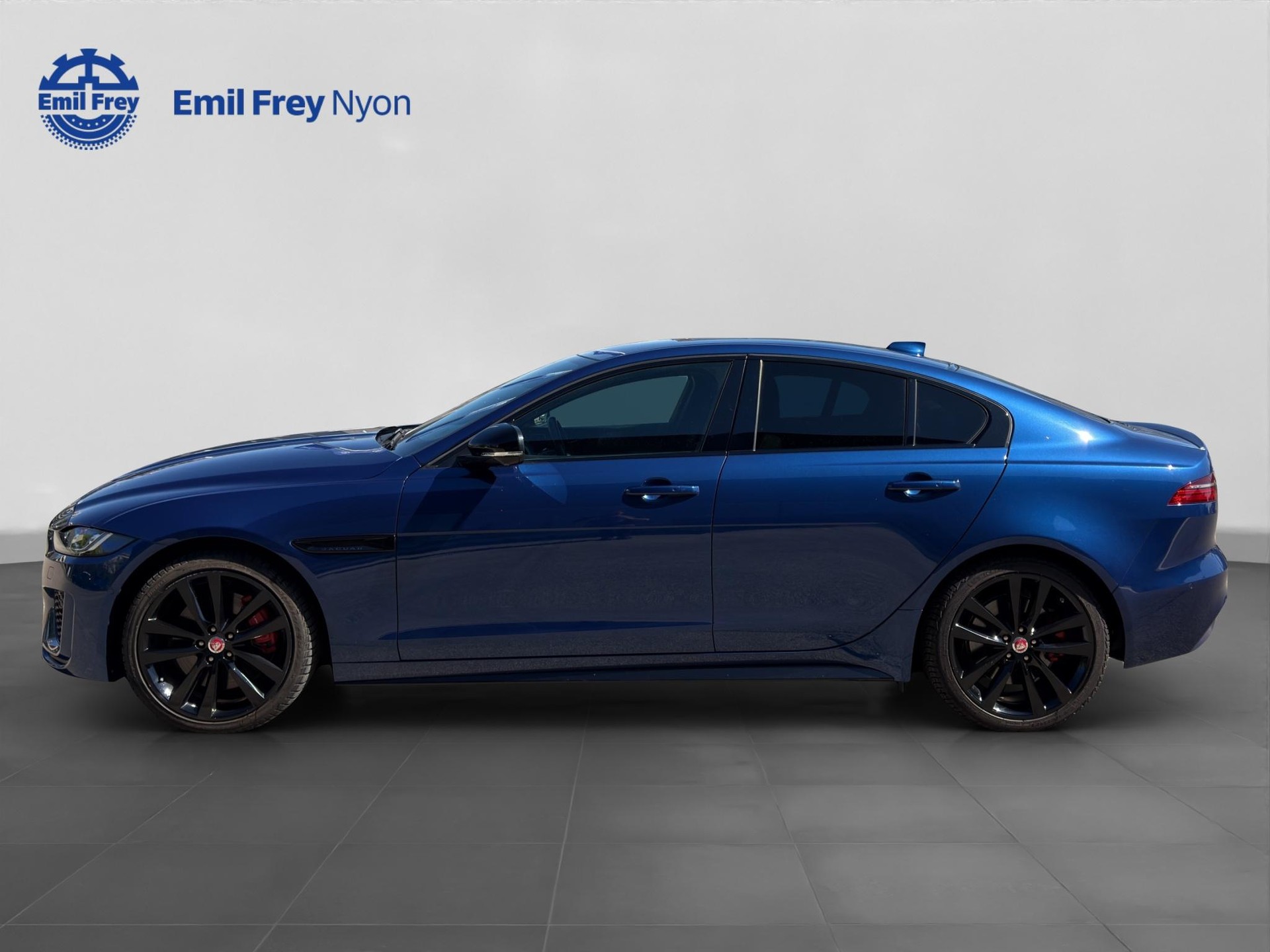 JAGUAR XE 2.0 T 300 R-Dynamic Black AWD-showroom-element-2