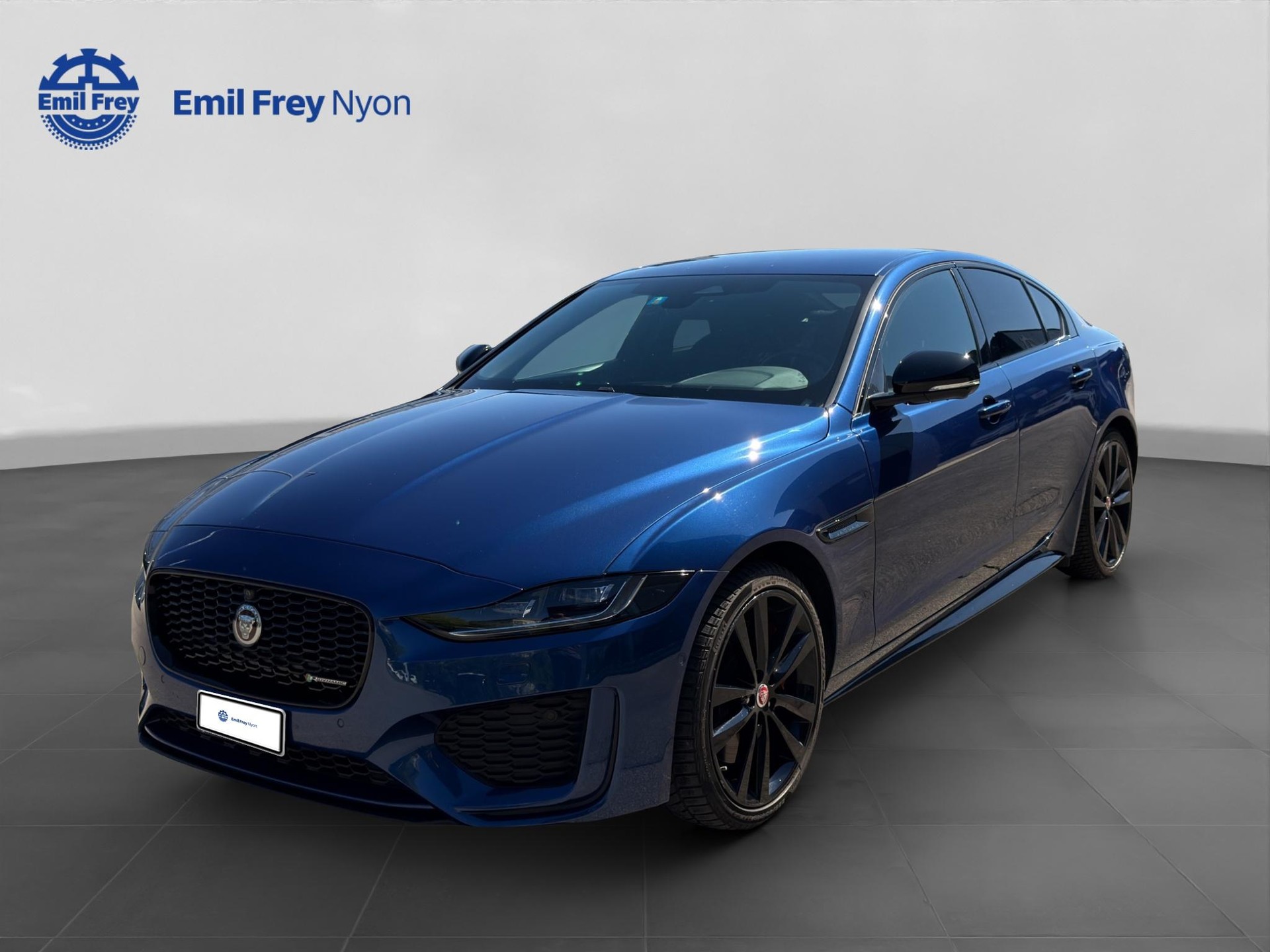 JAGUAR XE 2.0 T 300 R-Dynamic Black AWD-image-0