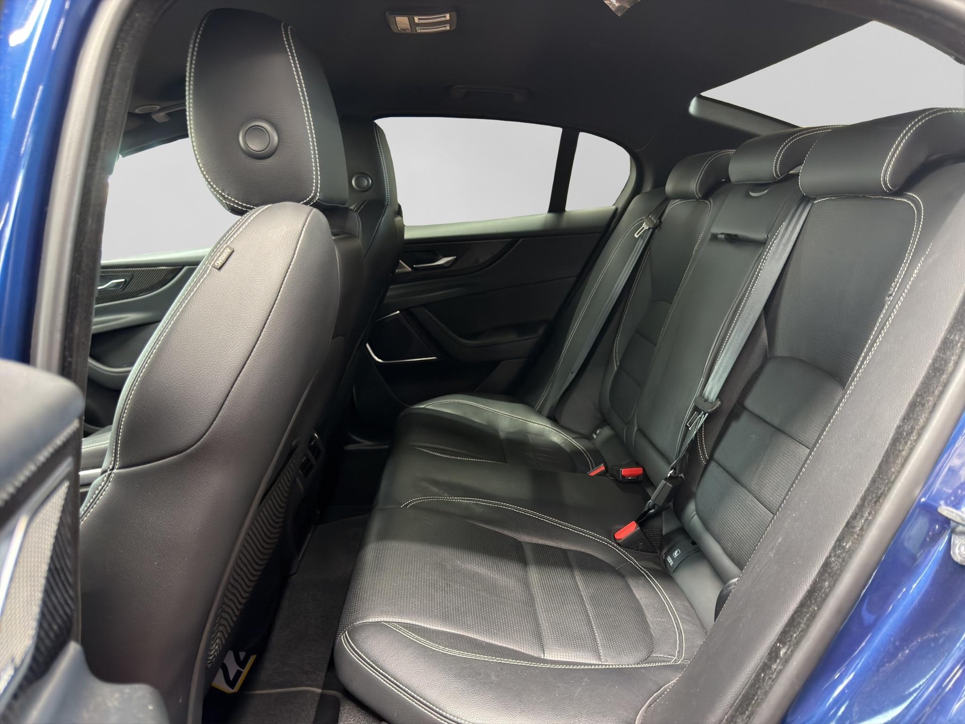 JAGUAR XE 2.0 T 300 R-Dynamic Black AWD-image-6