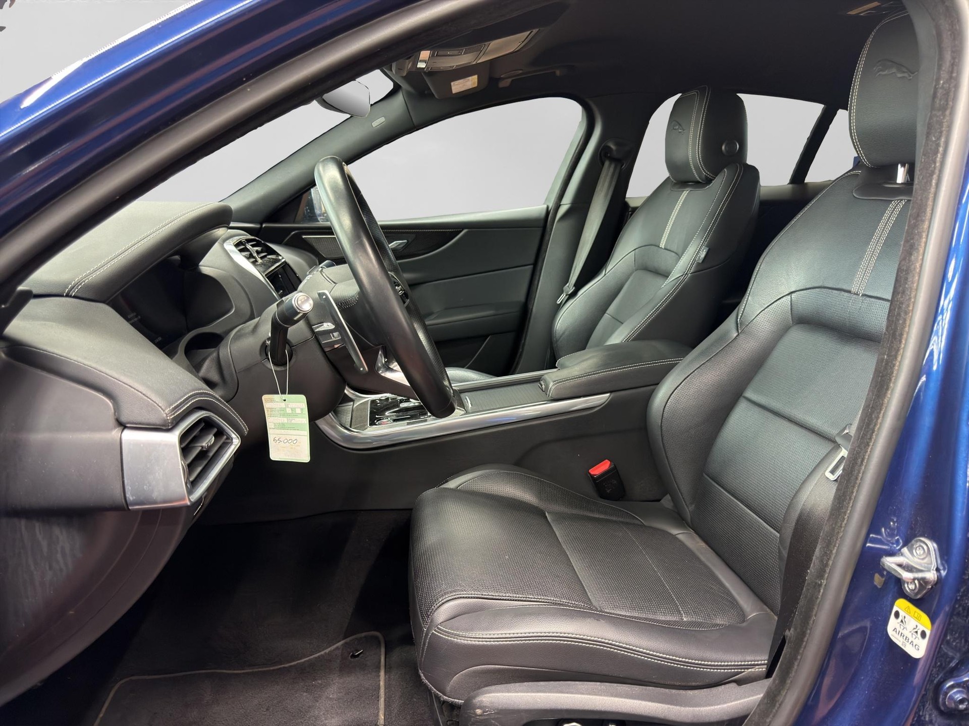 JAGUAR XE 2.0 T 300 R-Dynamic Black AWD-image-1