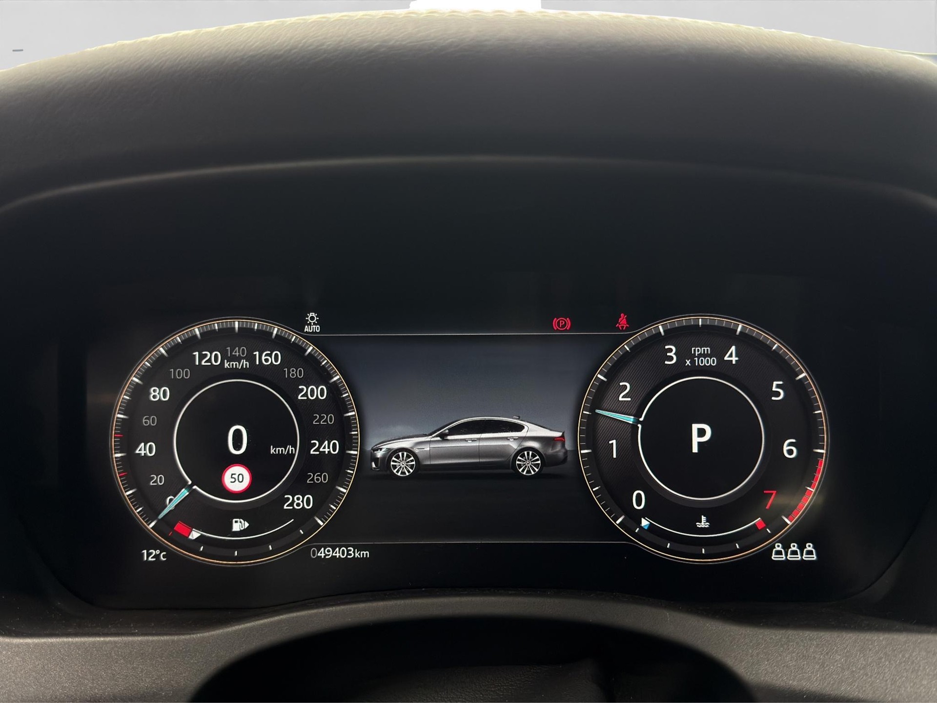 JAGUAR XE 2.0 T 300 R-Dynamic Black AWD-showroom-element-3