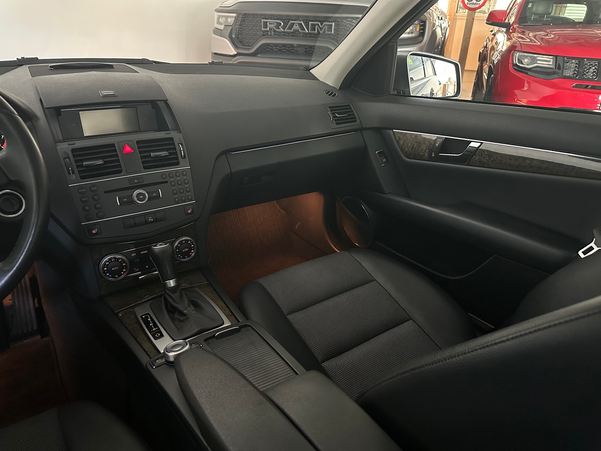 MERCEDES-BENZ C 250 CGI BlueEfficiency Avantgarde Automatic-image-9