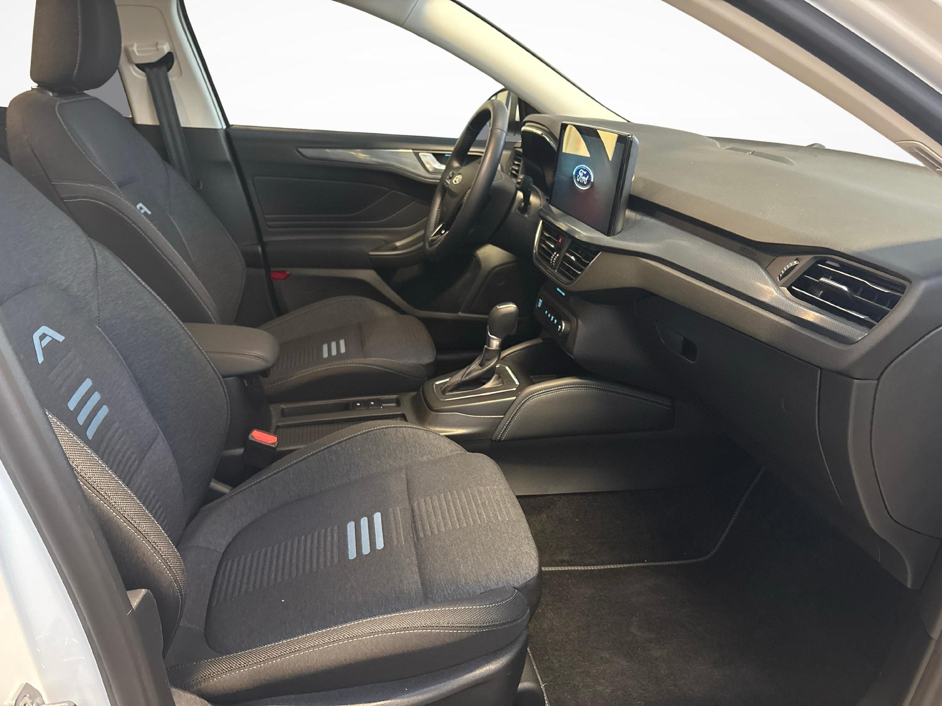 FORD Focus 1.0i EcoB Hybrid 155 Active X-image-9