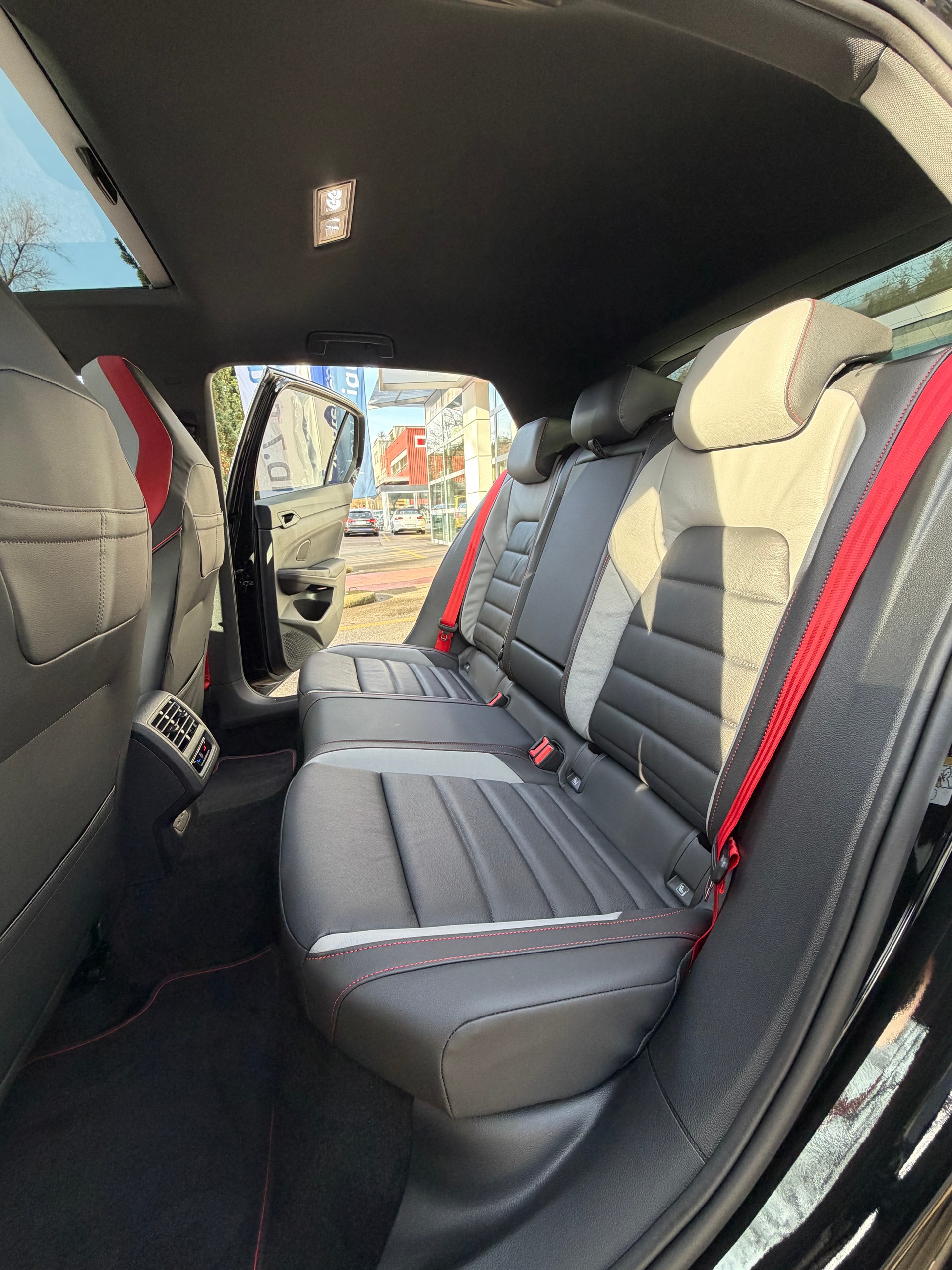 VW Golf 2.0 TSI GTI Edition 50 DSG-image-12