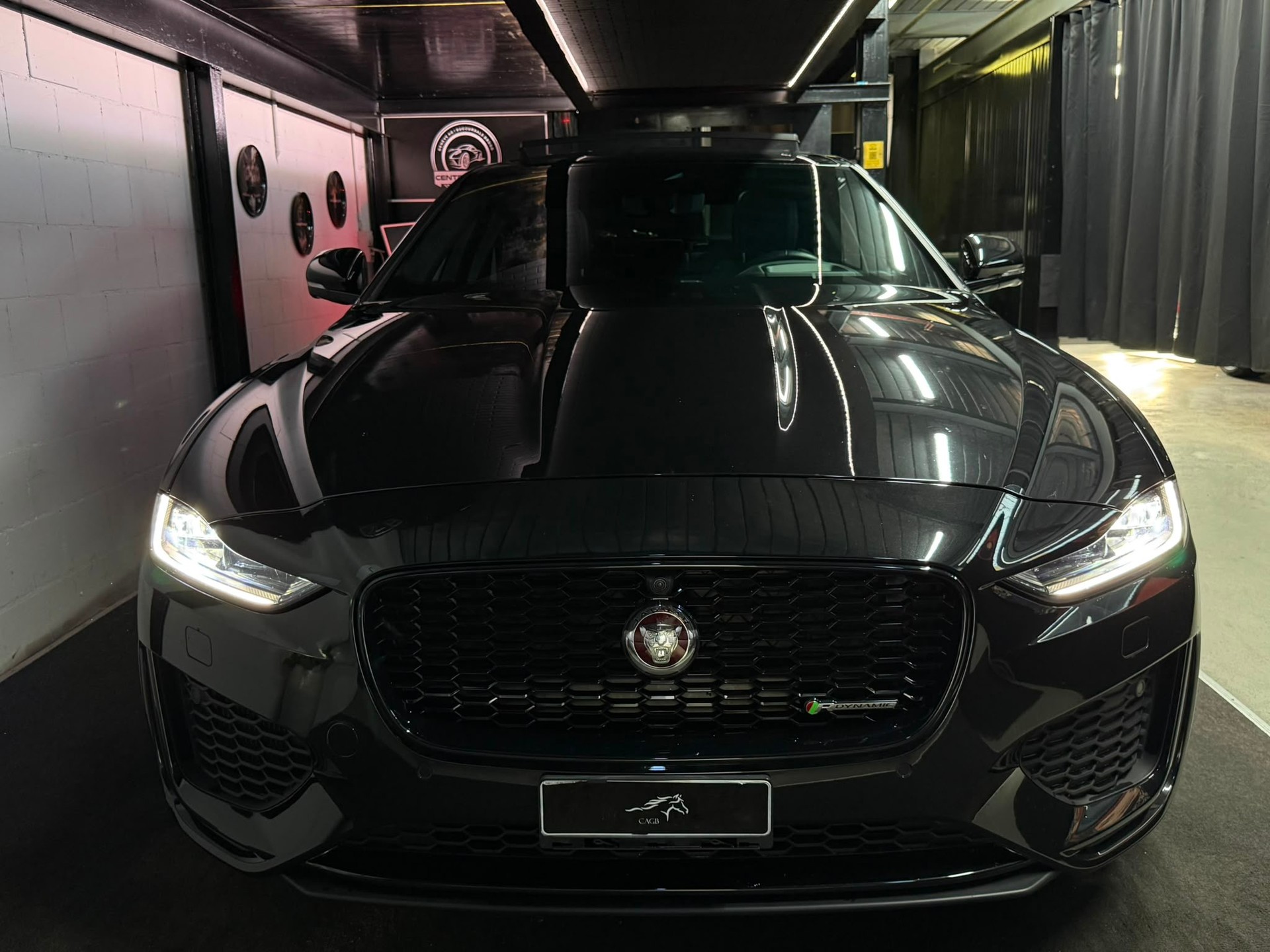 JAGUAR XE 2.0 R-Dynamic S P300 AWD Automat / ALL BLACK / CH- AUTO / FULL OPTIONS /-image-4